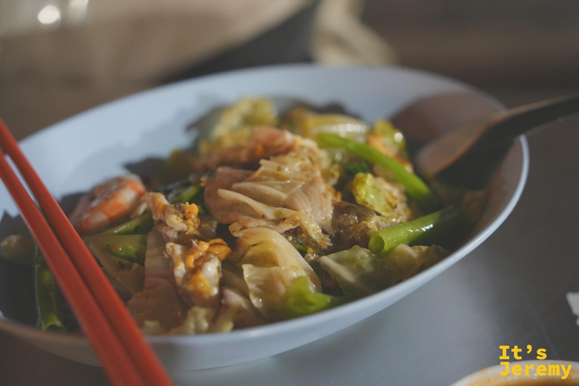 炒版壽喜燒成品,鮮蝦、白菜、蛋交融,醬汁裹覆每一樣食材