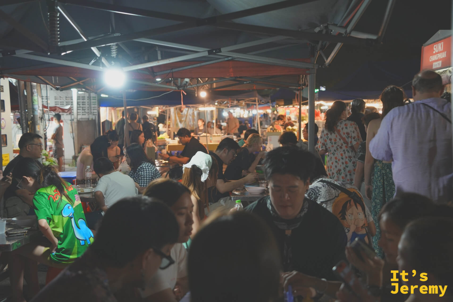 入夜後座無虛席,整個用餐區熱鬧到讓人想快點找位子坐下