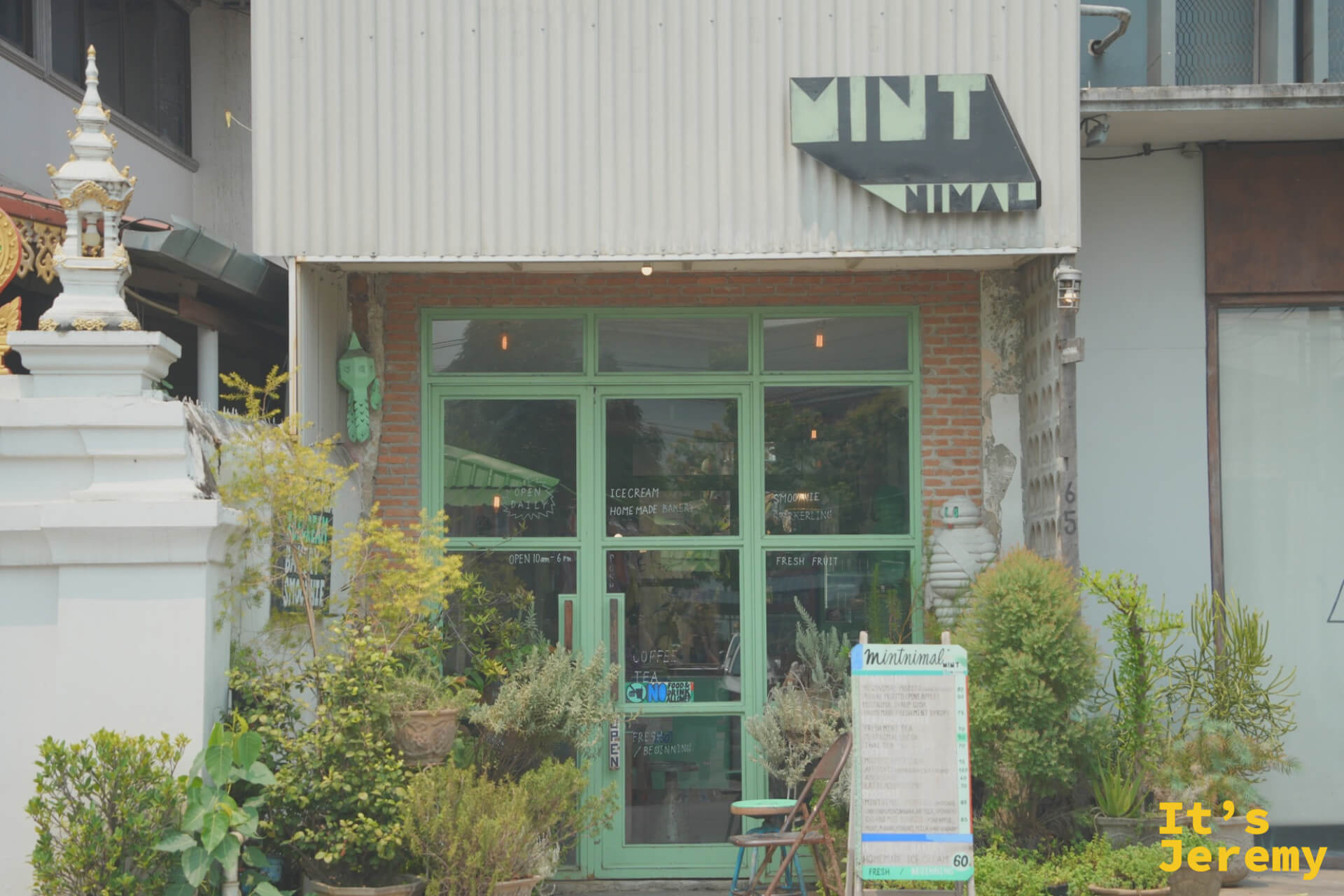 Mintnimal 薄荷綠色外牆與手寫立牌,小店夾在街道兩棟建築之間,帕辛區的午前陽光照在招牌上