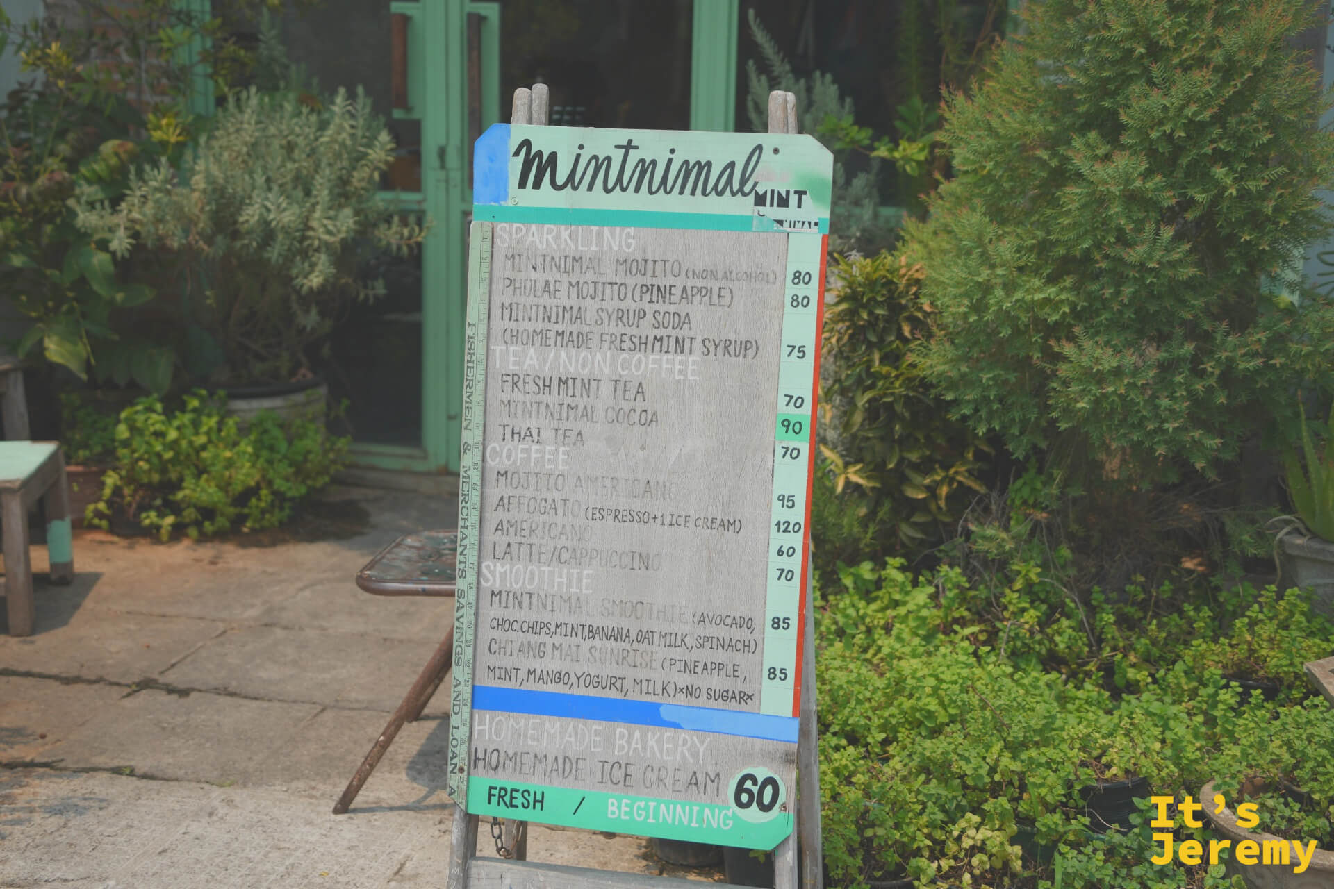 Mintnimal 店門口的手寫立牌菜單,Sparkling、Tea、Coffee、Smoothie 各品項與價格一目瞭然