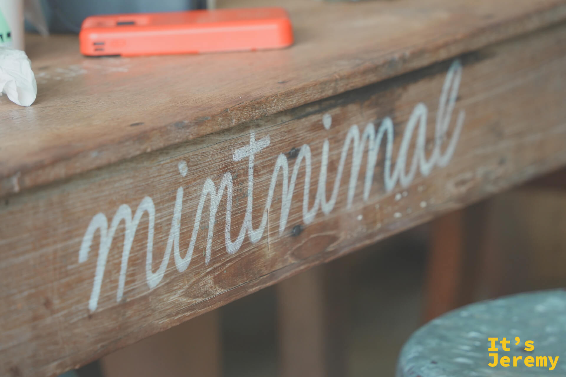 木桌側邊以白色手寫字體刻著「mintnimal」,這種隨性又有個性的細節在店裡處處可見
