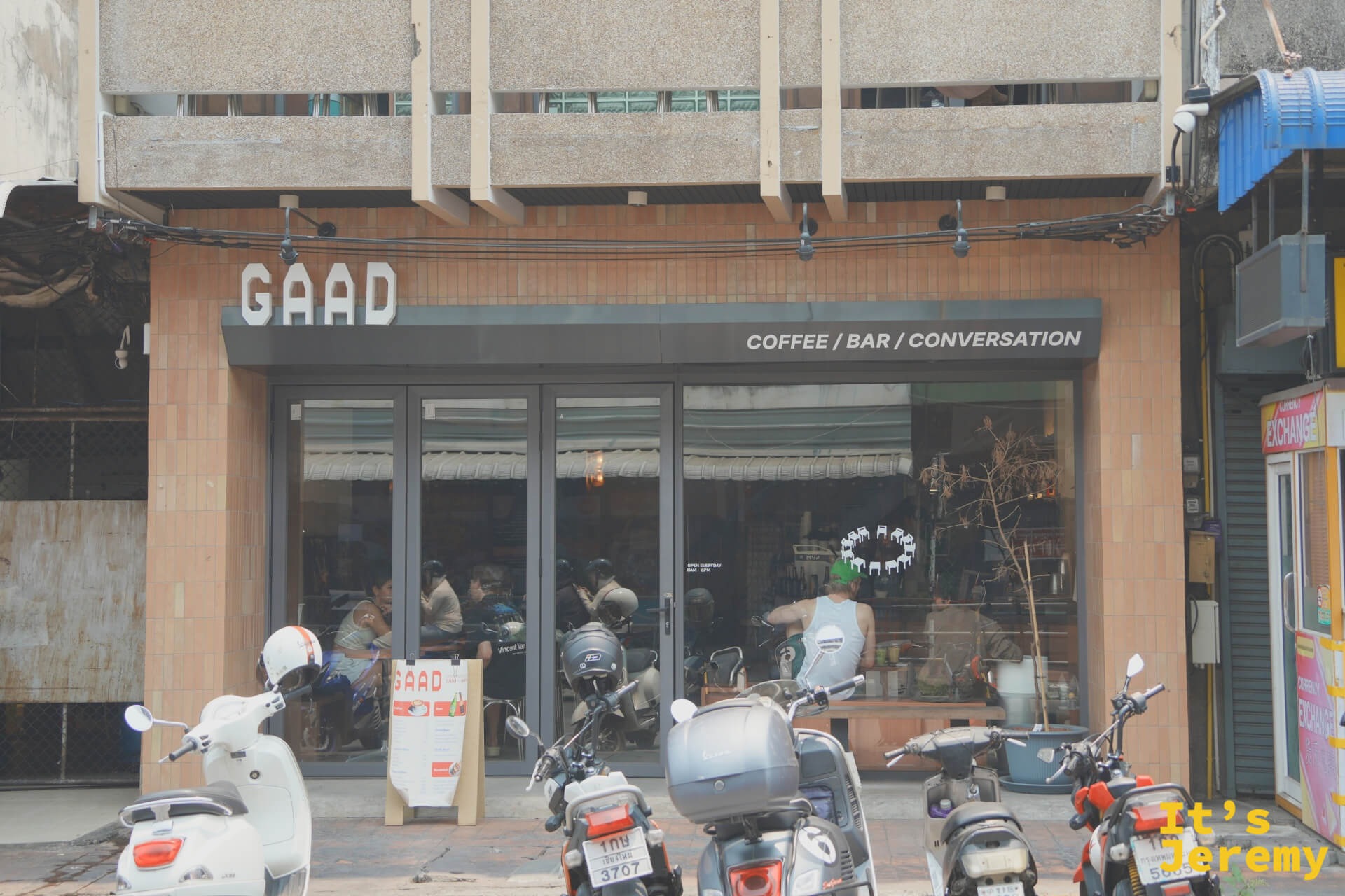 GAAD 店面全貌,機車停滿門口,玻璃門內可見坐滿的客人