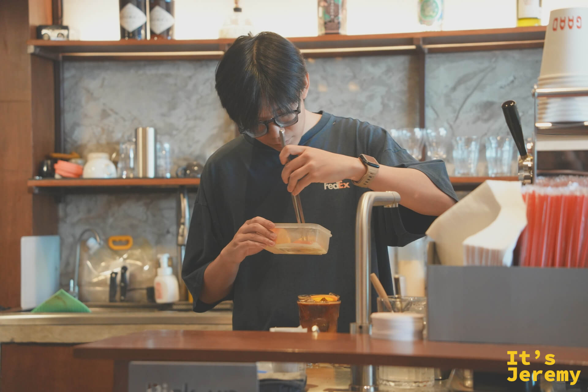GAAD 師傅正在備料,將熱帶食材加入冰咖啡中