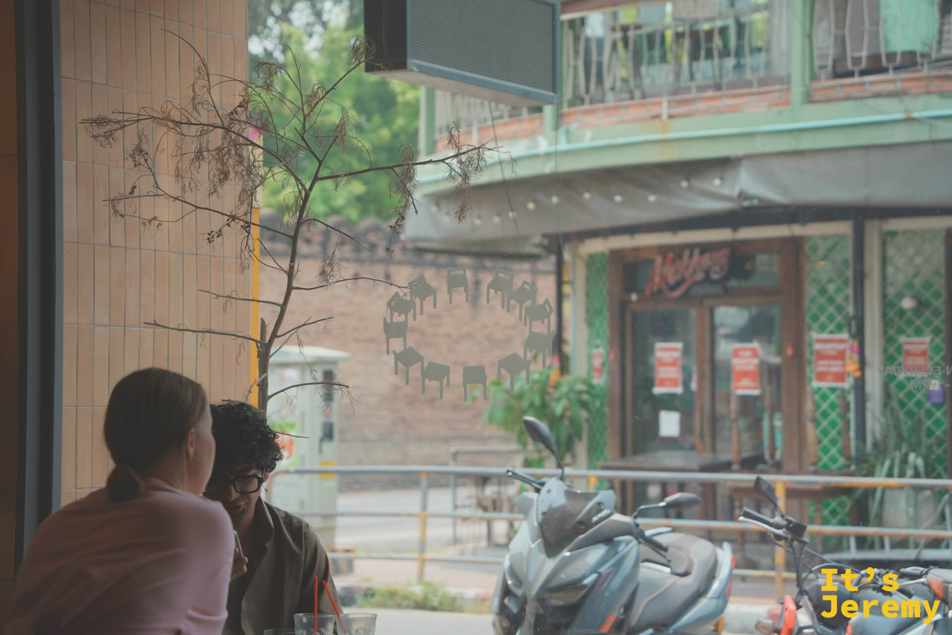 窗邊的客人,GAAD 窗貼透著街景,Conversation 的氛圍自然成形
