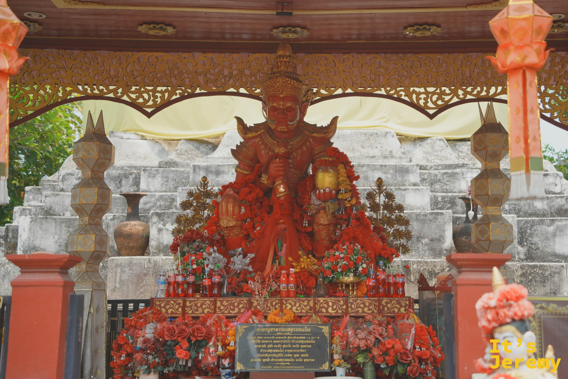 財神亭全景——亭內供奉紅衣夜叉神像,左右兩側各立金色柱燈,神像前的供桌擺滿紅色供品