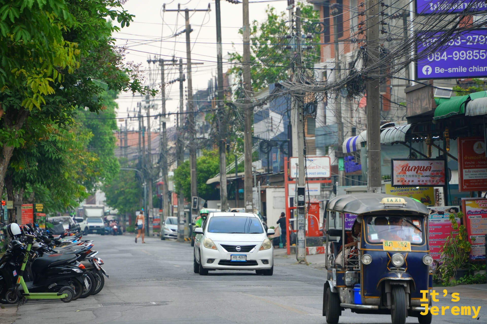 清邡街道早晨,嘟嘟車在路旁等客,商店招牌還沒完全亮起,古城氣息濃厚