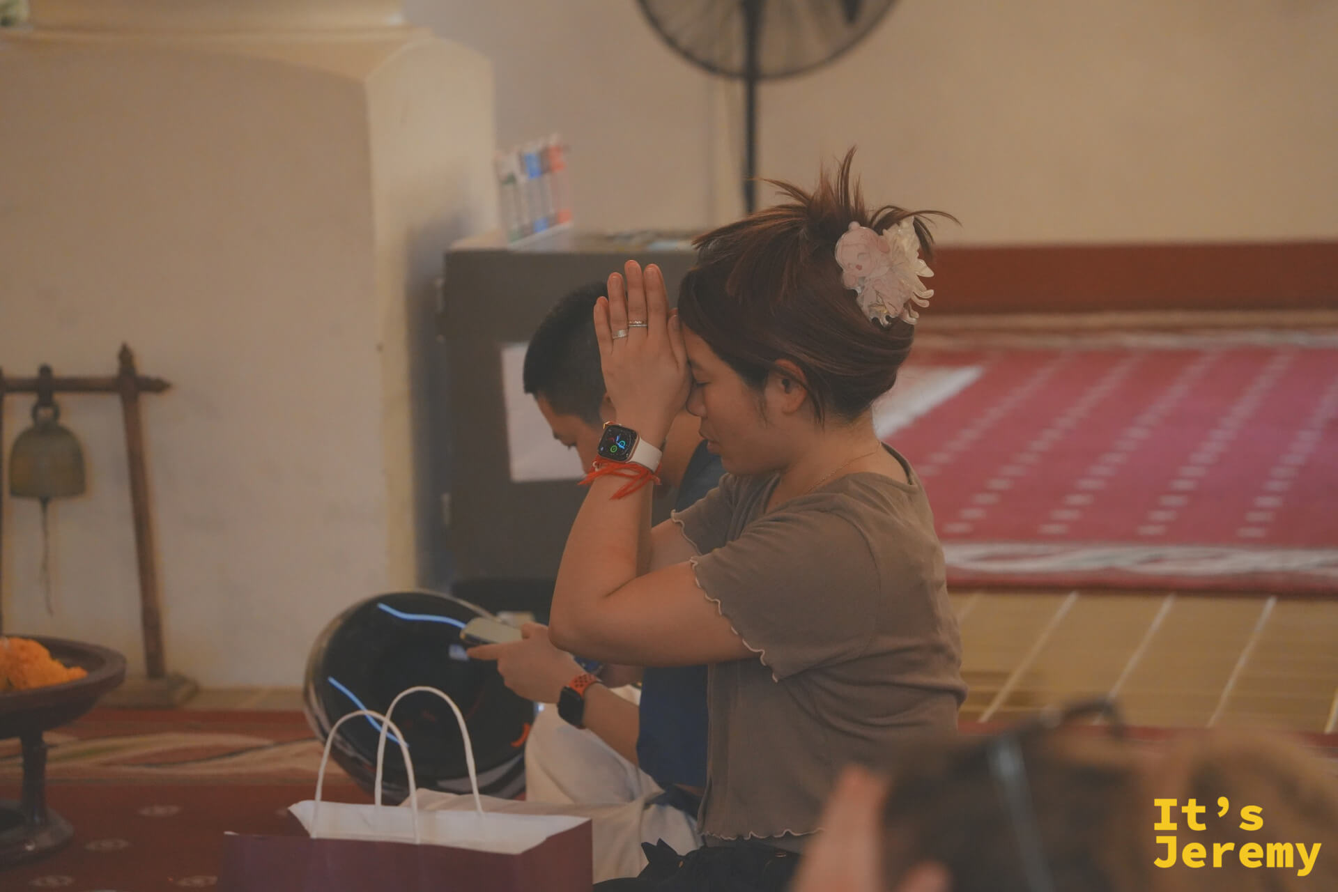 女信徒雙手合十,閉眼祈福,神情虔誠