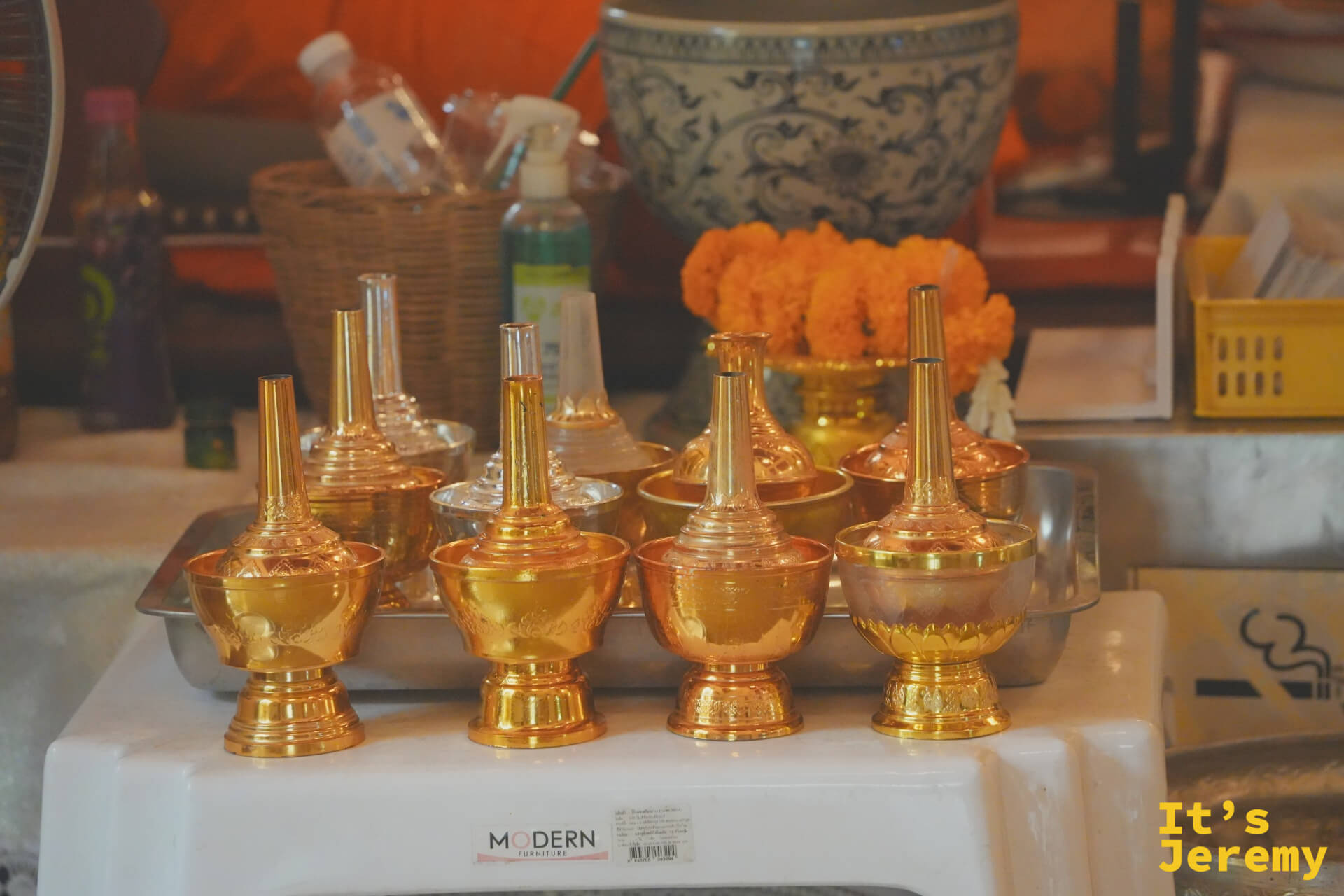 金色香燈(Kratong)整排陳設,器身造型如蓮苞