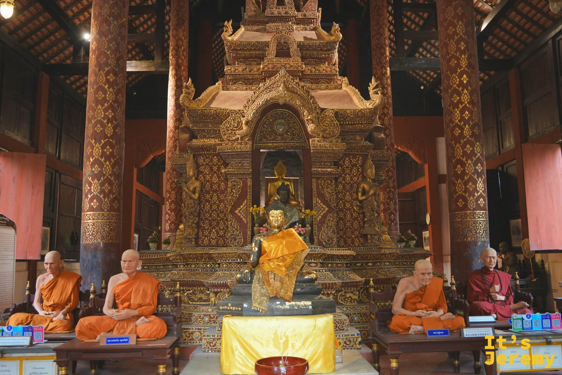 Wihan Lai Kham 帕辛佛殿全景,僧侶跏趺坐誦,帕辛佛端坐中央,四周壁畫繽紛