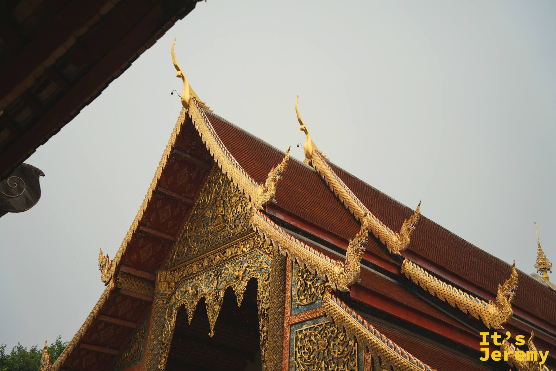 主殿屋簷側視,三重屋簷疊出層次感,那伽尾端翹起