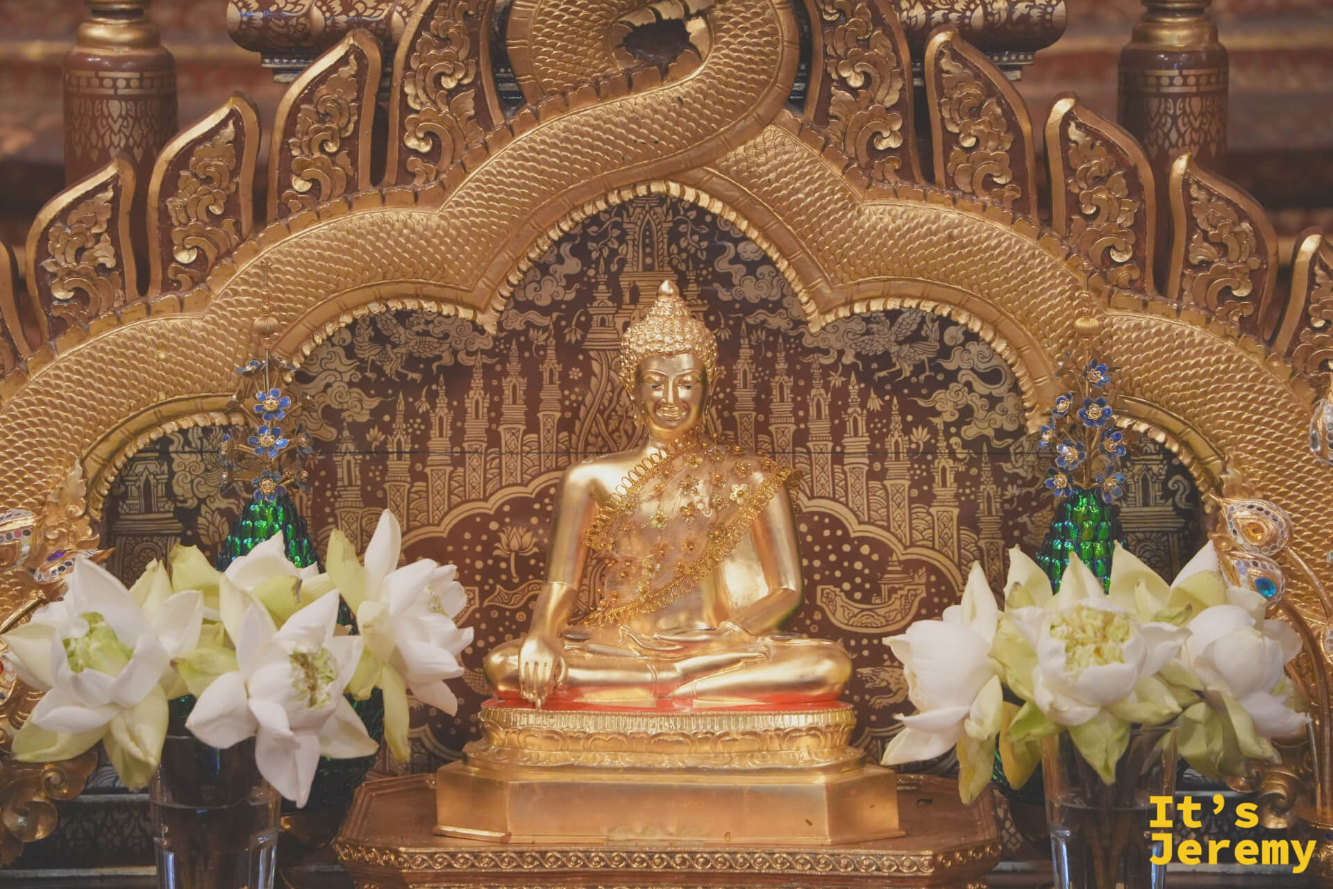 小型金色佛龕,白色蓮花供奉其前