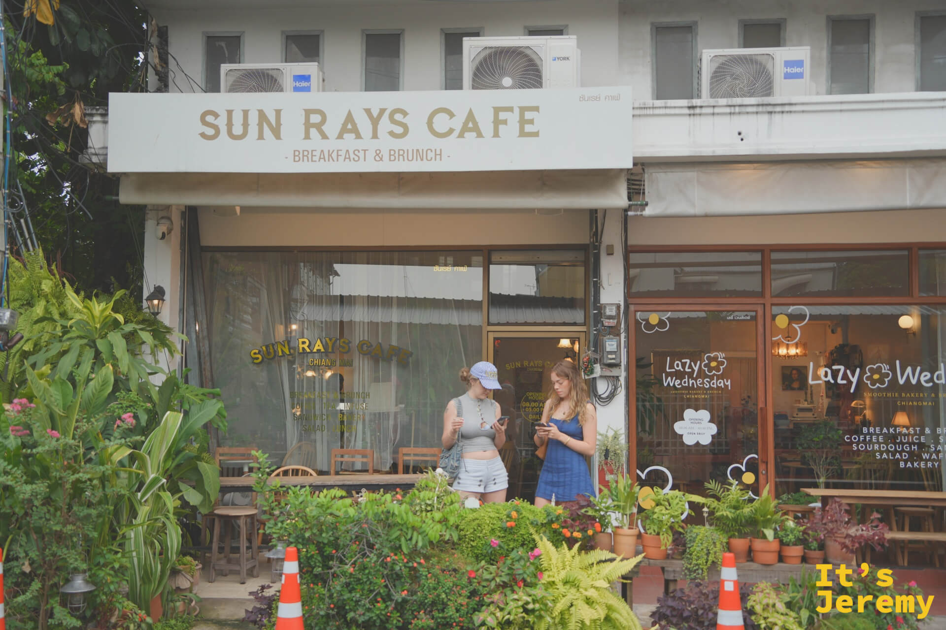 Sun Rays Café 白色門面外觀，旁邊是隔壁的 Lazy Wednesday