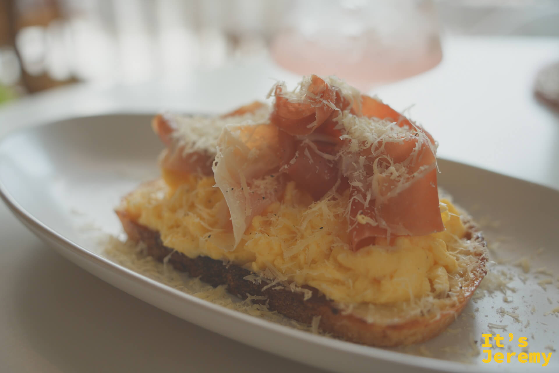 Charlotte：黑麥吐司上的奶油炒蛋、Prosciutto 生火腿與刨碎帕瑪森起司特寫