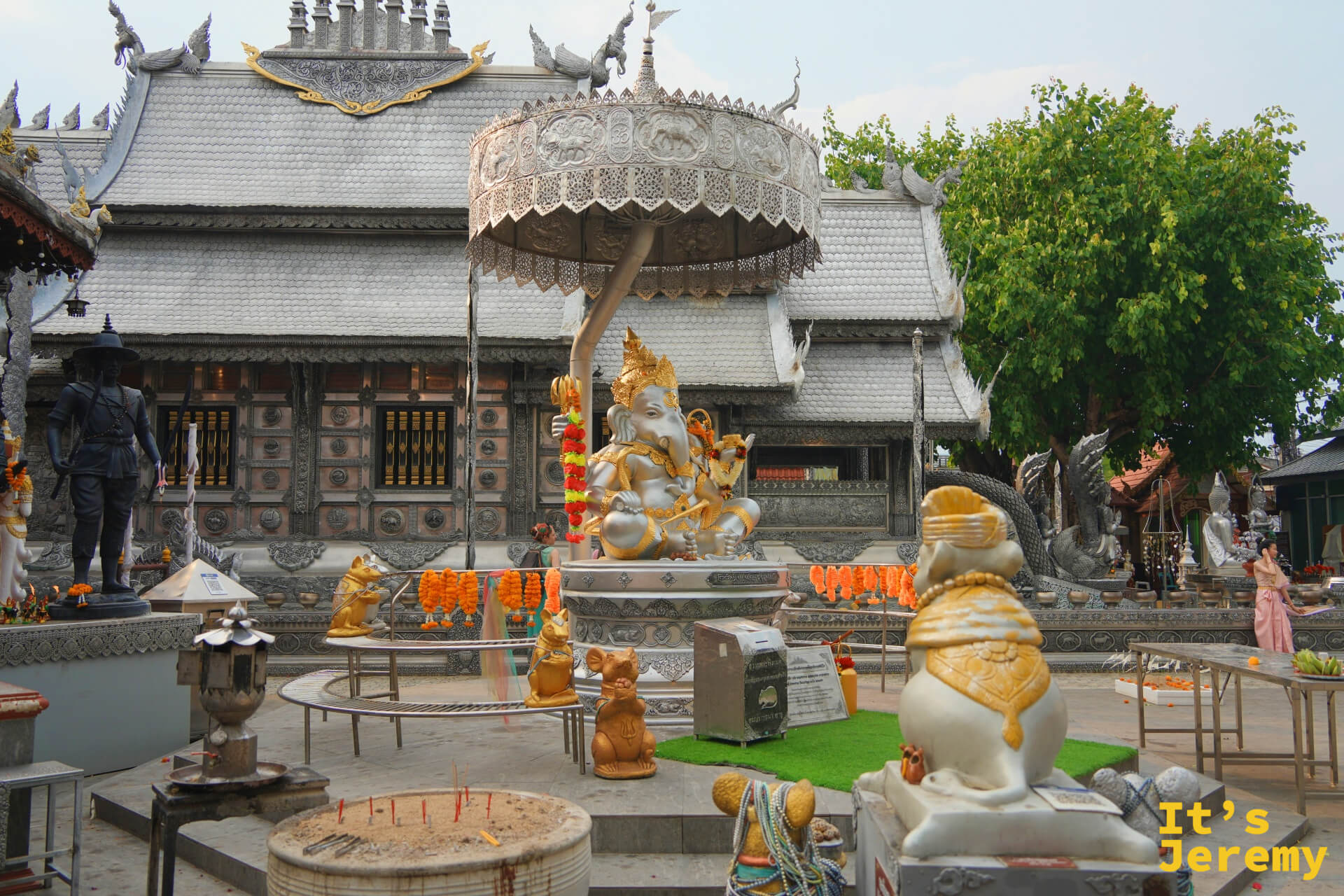 廣場全景，甘尼薩的華蓋式神壇居中，四周供品環繞，銀殿屋頂在背景中伸展