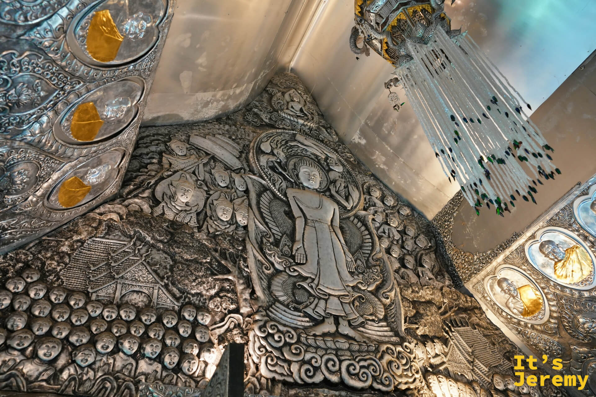 天花板銀色浮雕，天人飛天的姿態流動，衣袂飄動感十足