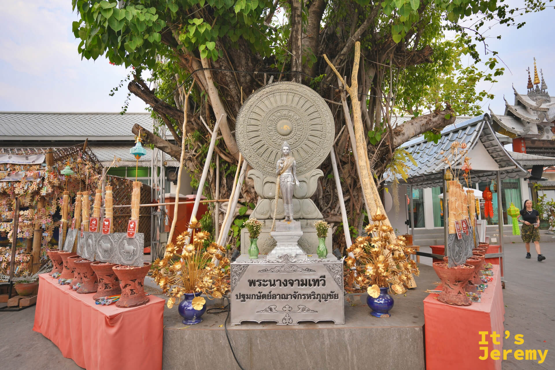 那霍梅扎（พระนางจามเทวี）女王的銀色雕像，前方放有法輪和供品，她是泰北蘭納文化的重要守護女王