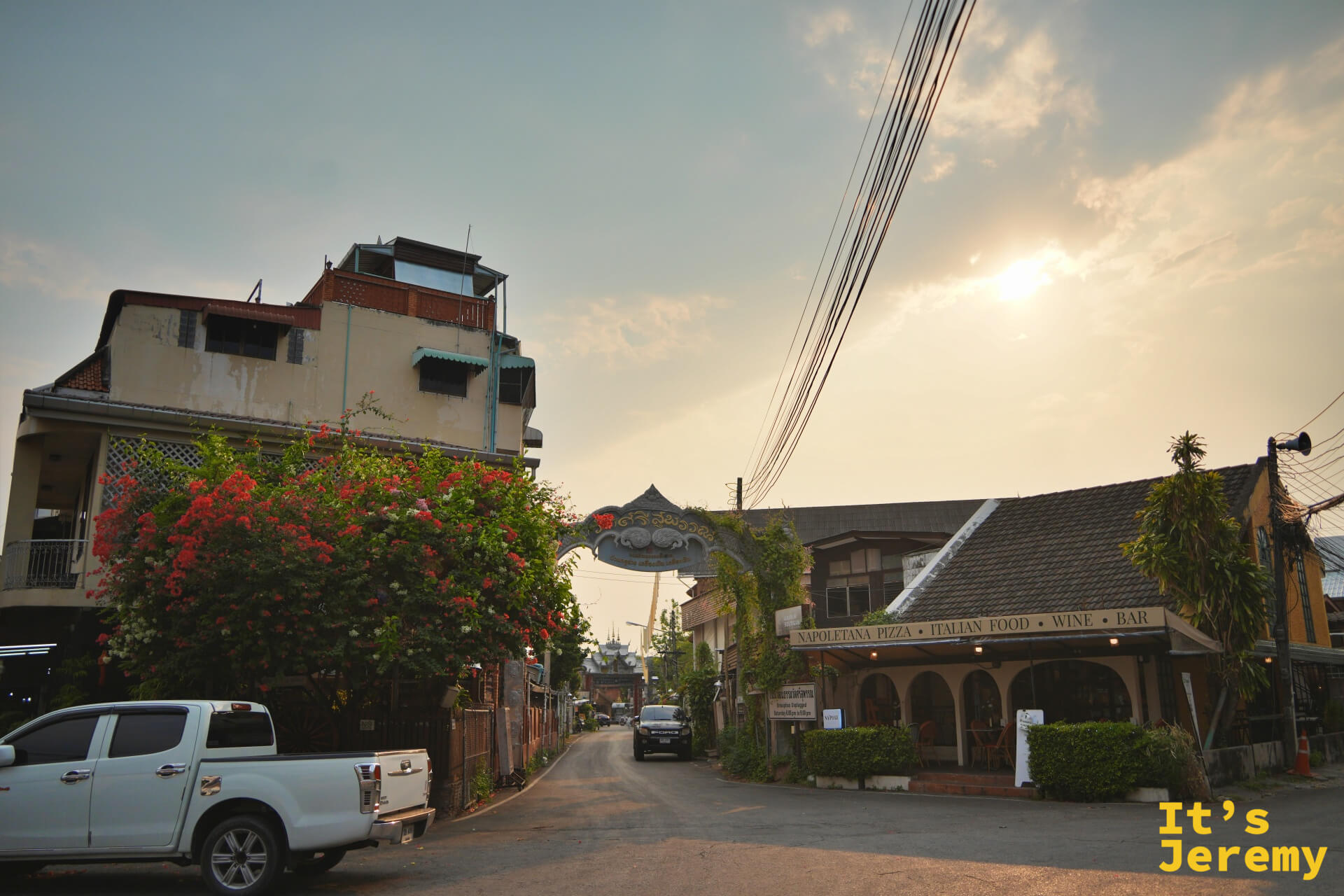 街道全景，右側有餐廳，遠方可見銀殿牌坊，周邊氣氛輕鬆