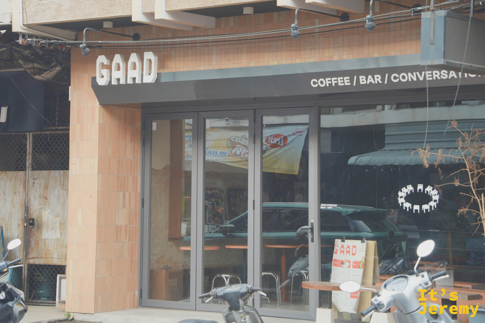 GAAD Coffee / Bar / Conversation 外觀近景,米白外牆與粗黑字體