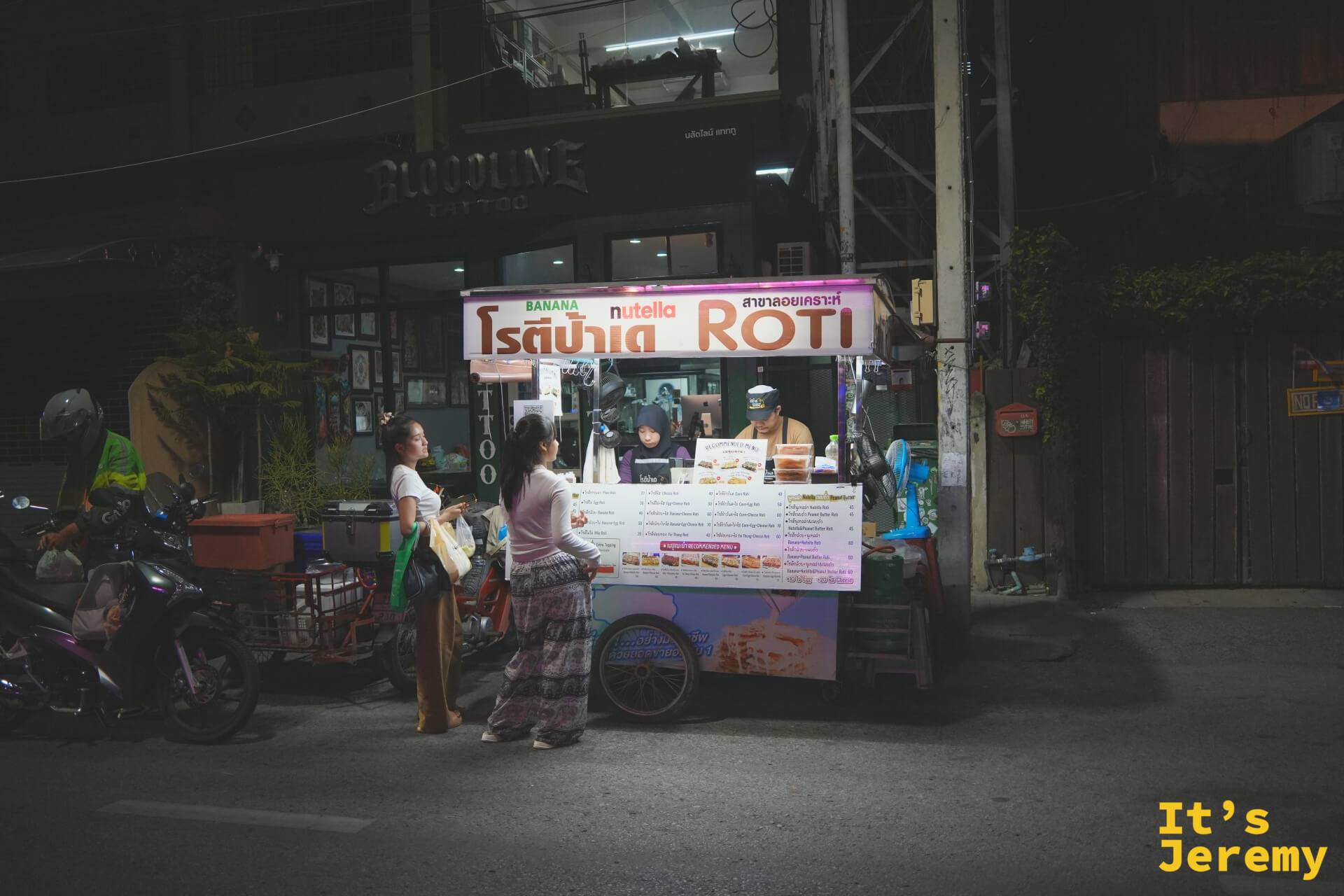 入夜後停在洛克勒路上的 Banana Rotee 攤車，粉紅色招牌在夜色中亮著