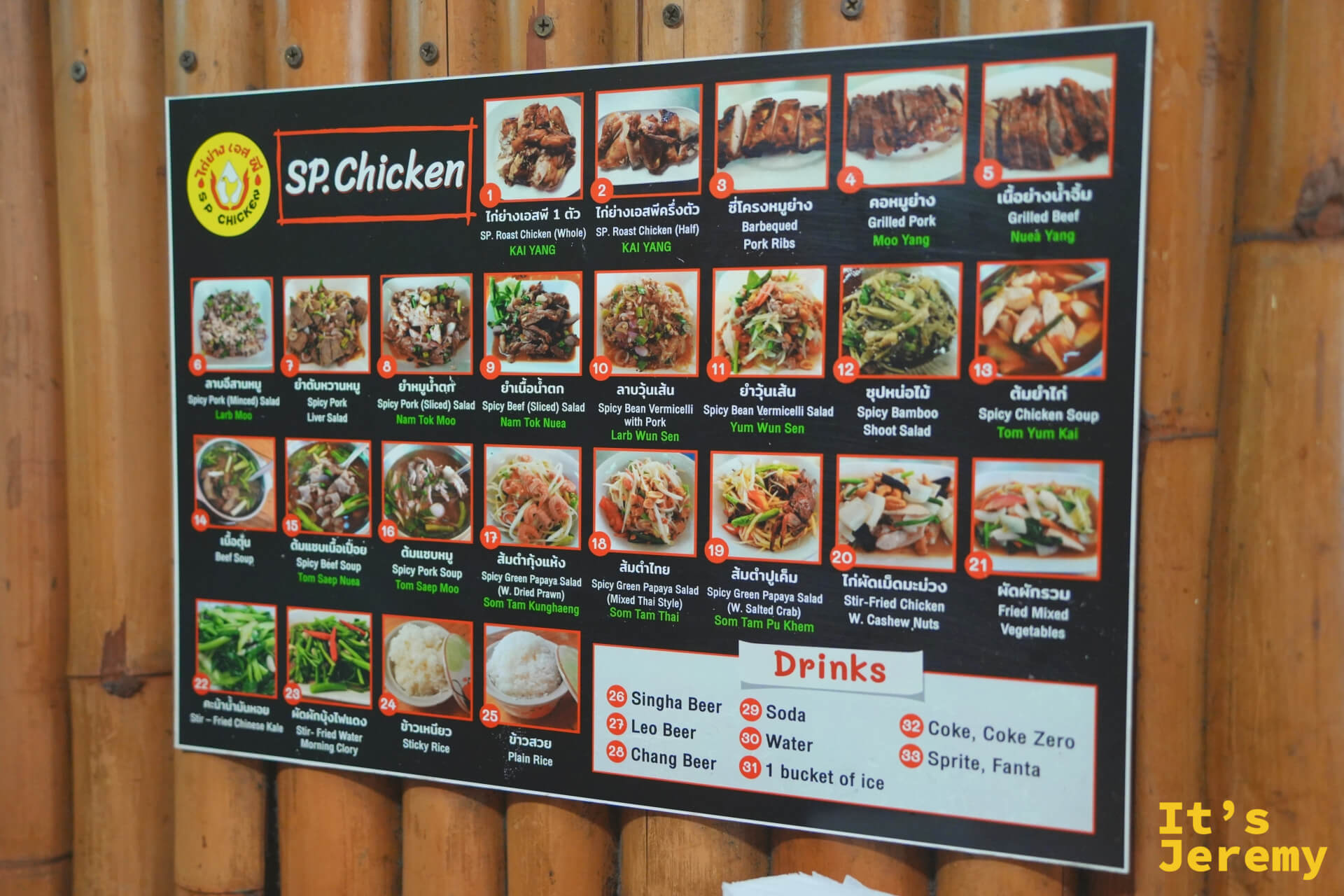 貼在牆上的 SP Chicken 圖文菜單看板,英泰文對照,各菜色附照片