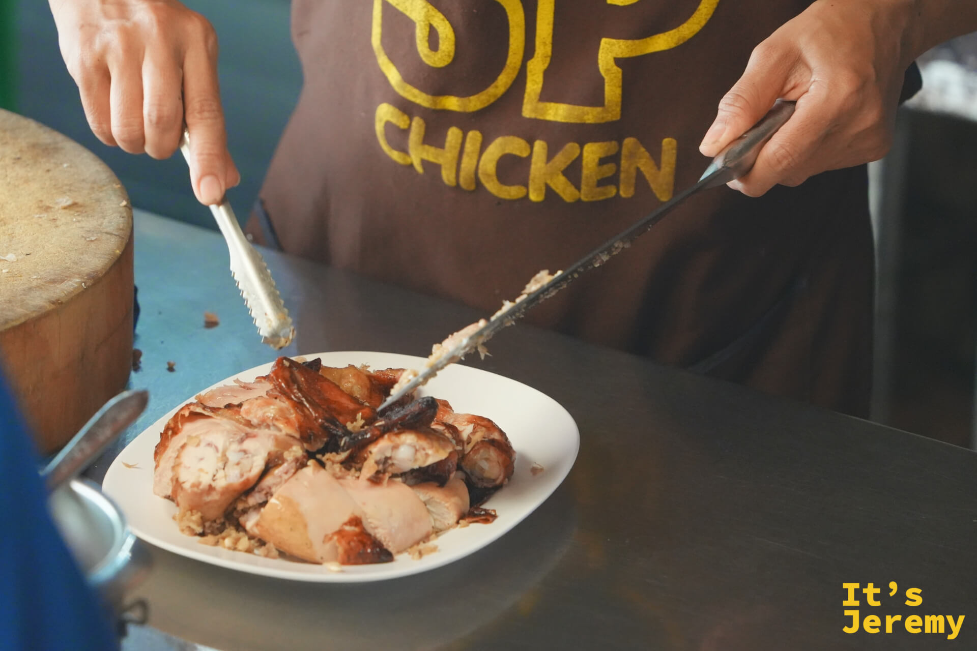 SP Chicken 圍裙師傅正在把切好的烤雞裝盤,動作俐落