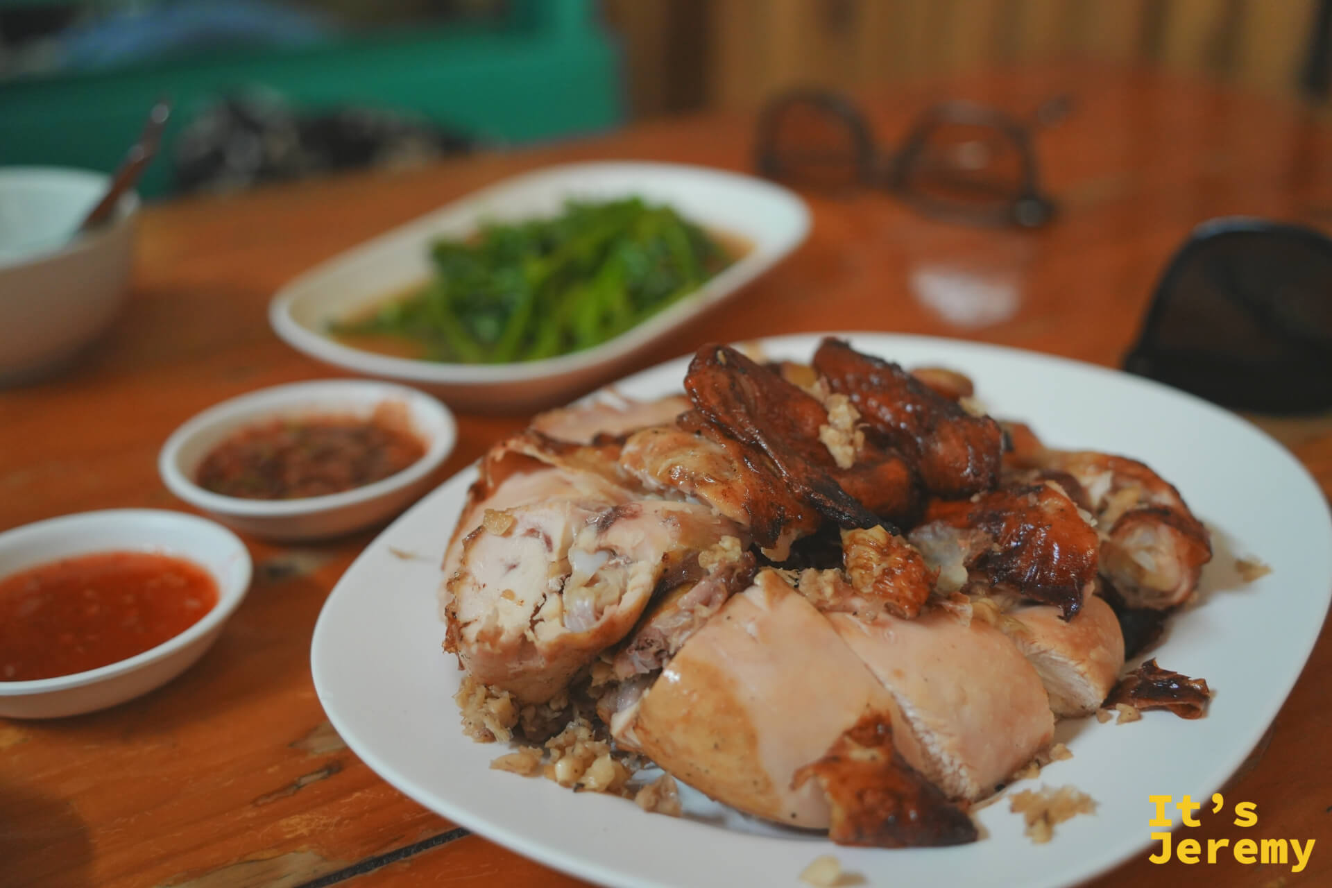 烤雞盤搭兩碟辣醬,一旁是炒空心菜,佐料齊全