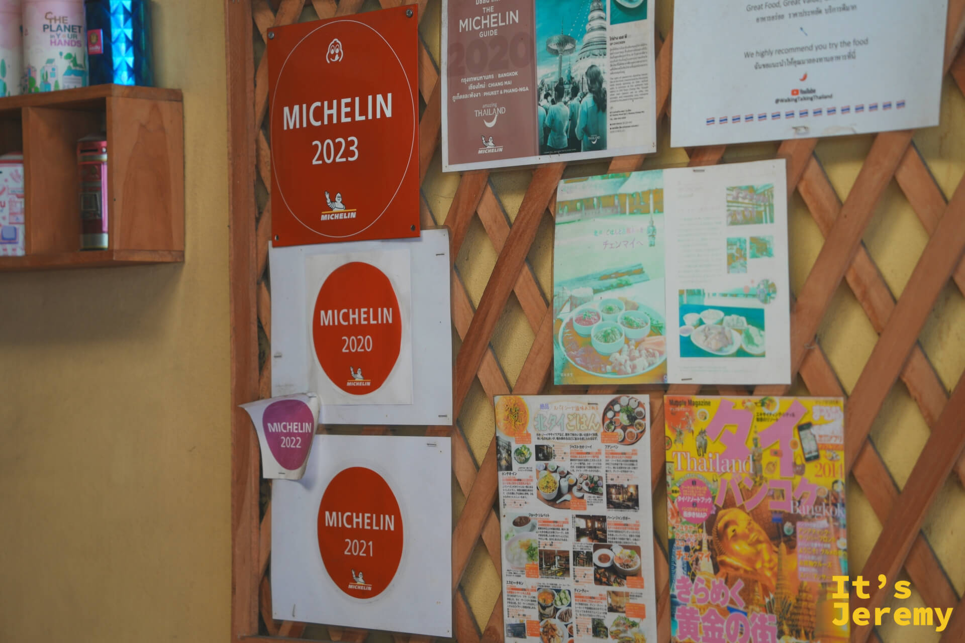 牆上並排的 Michelin 2020、2021、2022、2023 認證,旁邊是媒體剪報與日文美食雜誌