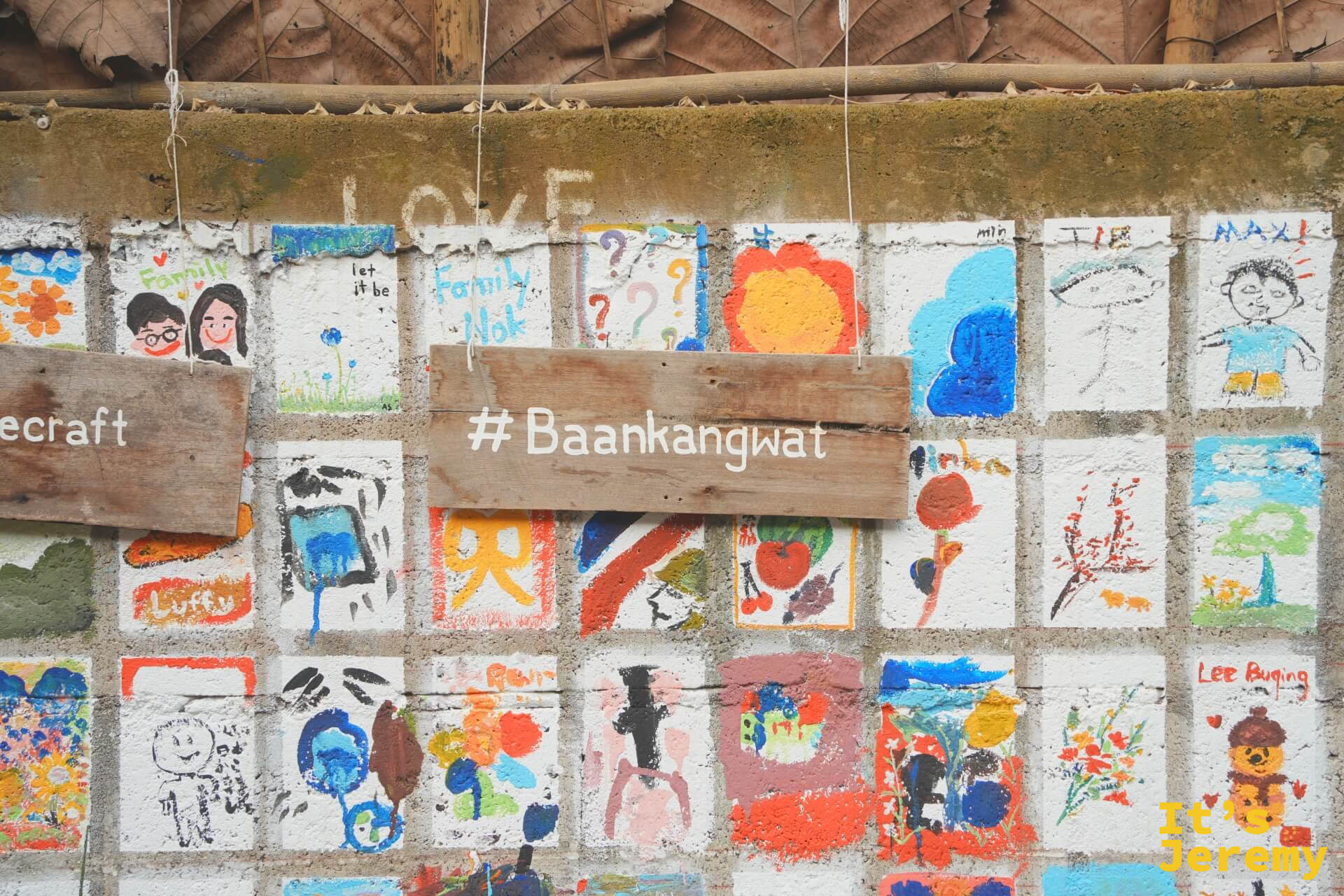 磁磚塗鴉牆,中央有一塊木牌寫著「#Baankangwat」,LOVE 字樣明顯可見