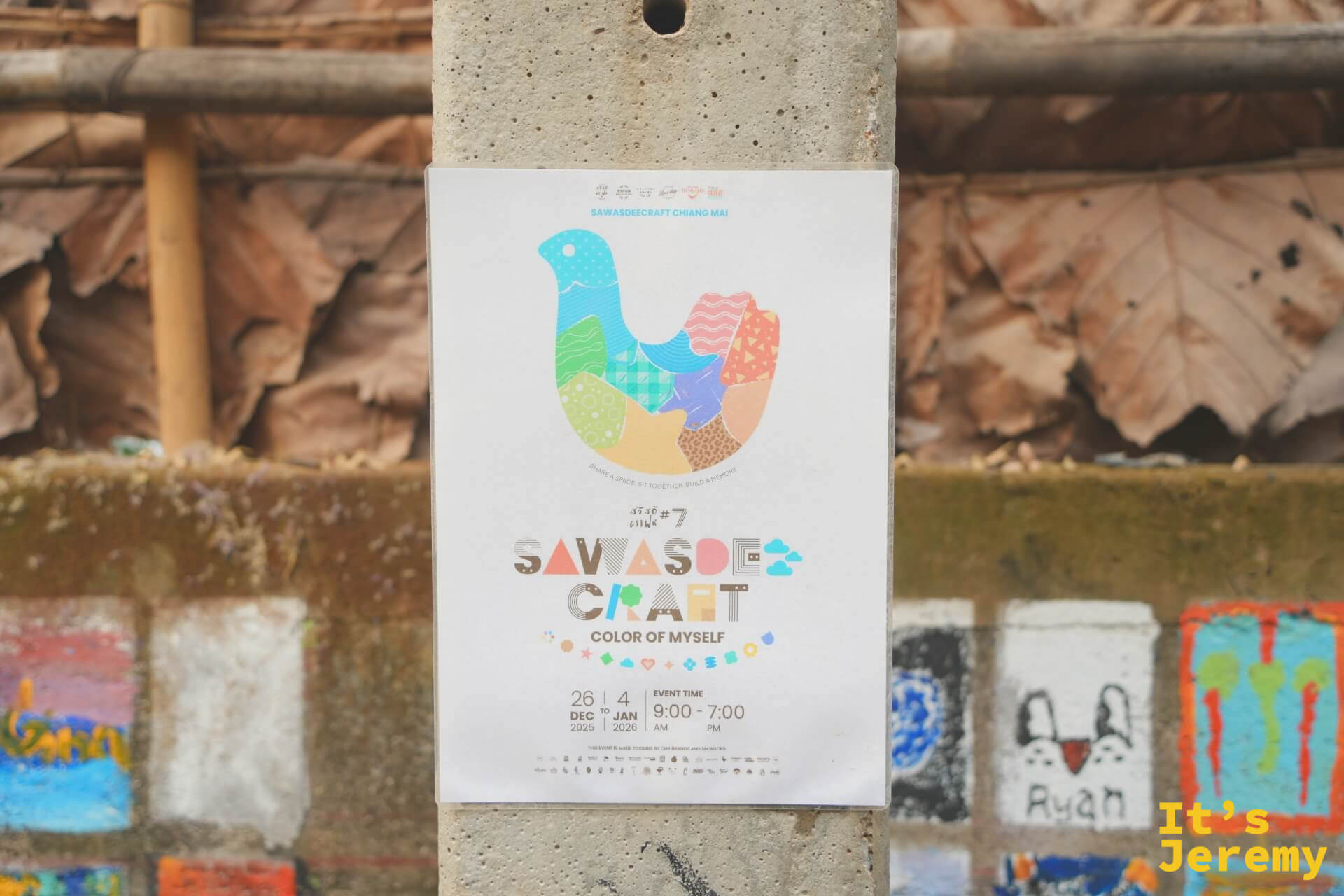 水泥柱上貼著「SAWASDEECRAFT #7 Color of Myself」活動海報,以拼色鳥形插圖為主視覺,活動日期 26 Dec 2025 - 4 Jan 2026