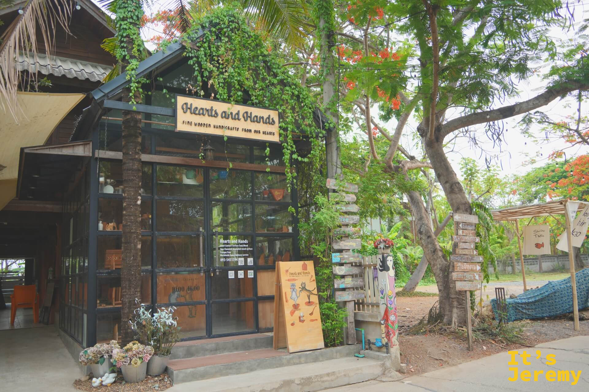 Hearts and Hands 玻璃屋店面外觀,爬藤植物垂掛,門前擺著多肉植物盆栽
