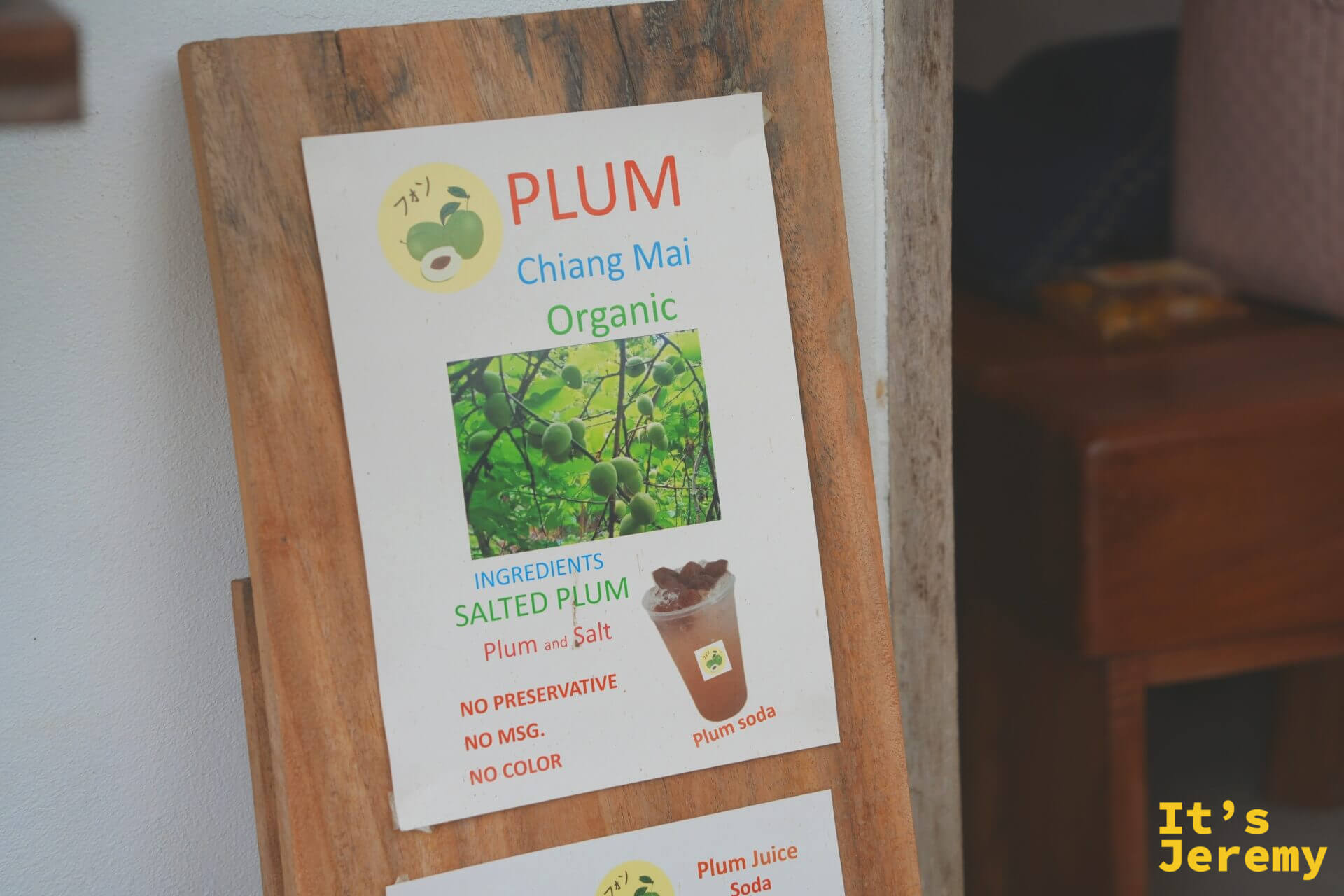 EDUMade 的 PLUM 介紹立牌,寫著清邁有機梅子製作、無防腐劑無味精無色素