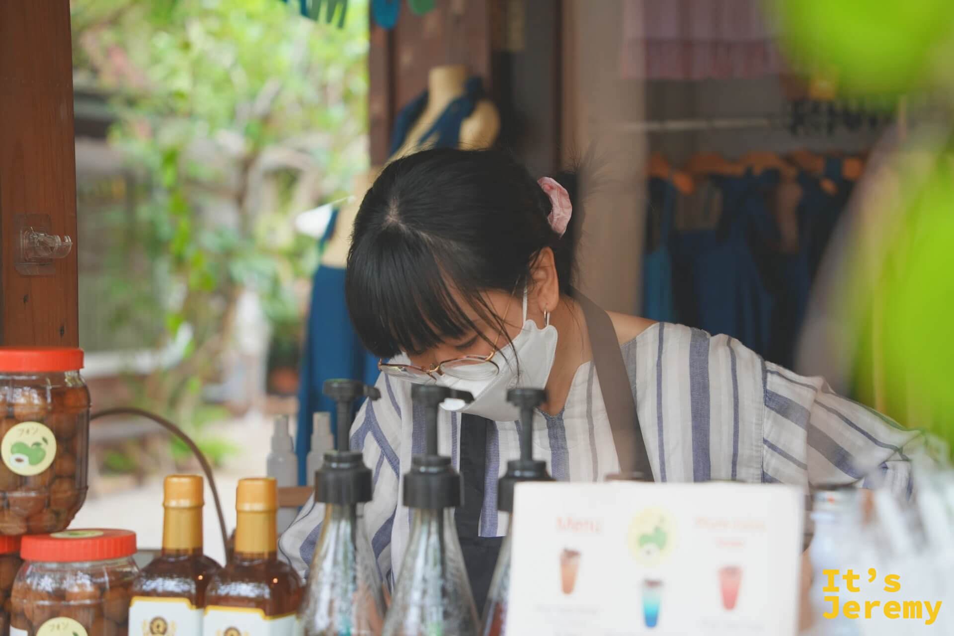 EDUMade 老闆娘低頭備料,檯面上擺著鹽漬梅罐、糖漿瓶與菜單立牌