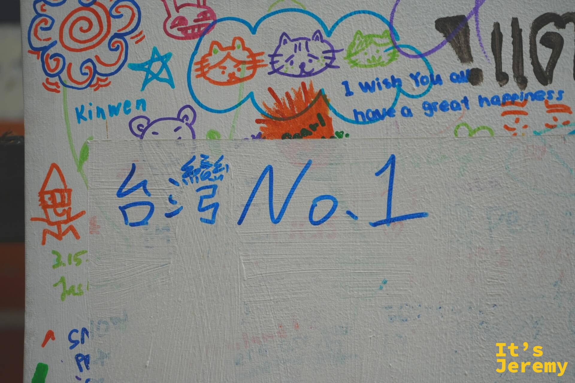 留言板特寫,藍筆寫著大大的「台灣No.1」,周圍是貓咪塗鴉與英文祝福