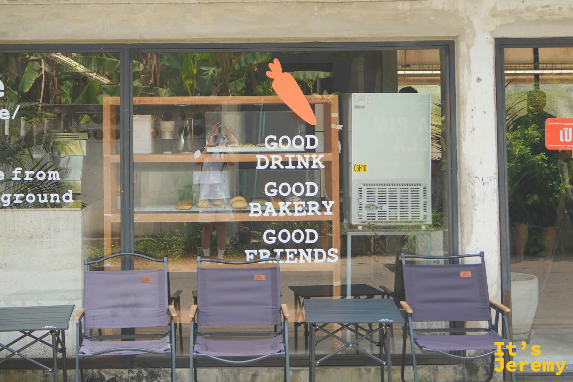窗上的 GOOD DRINK、GOOD BAKERY、GOOD FRIENDS 字樣，窗外排著露營椅
