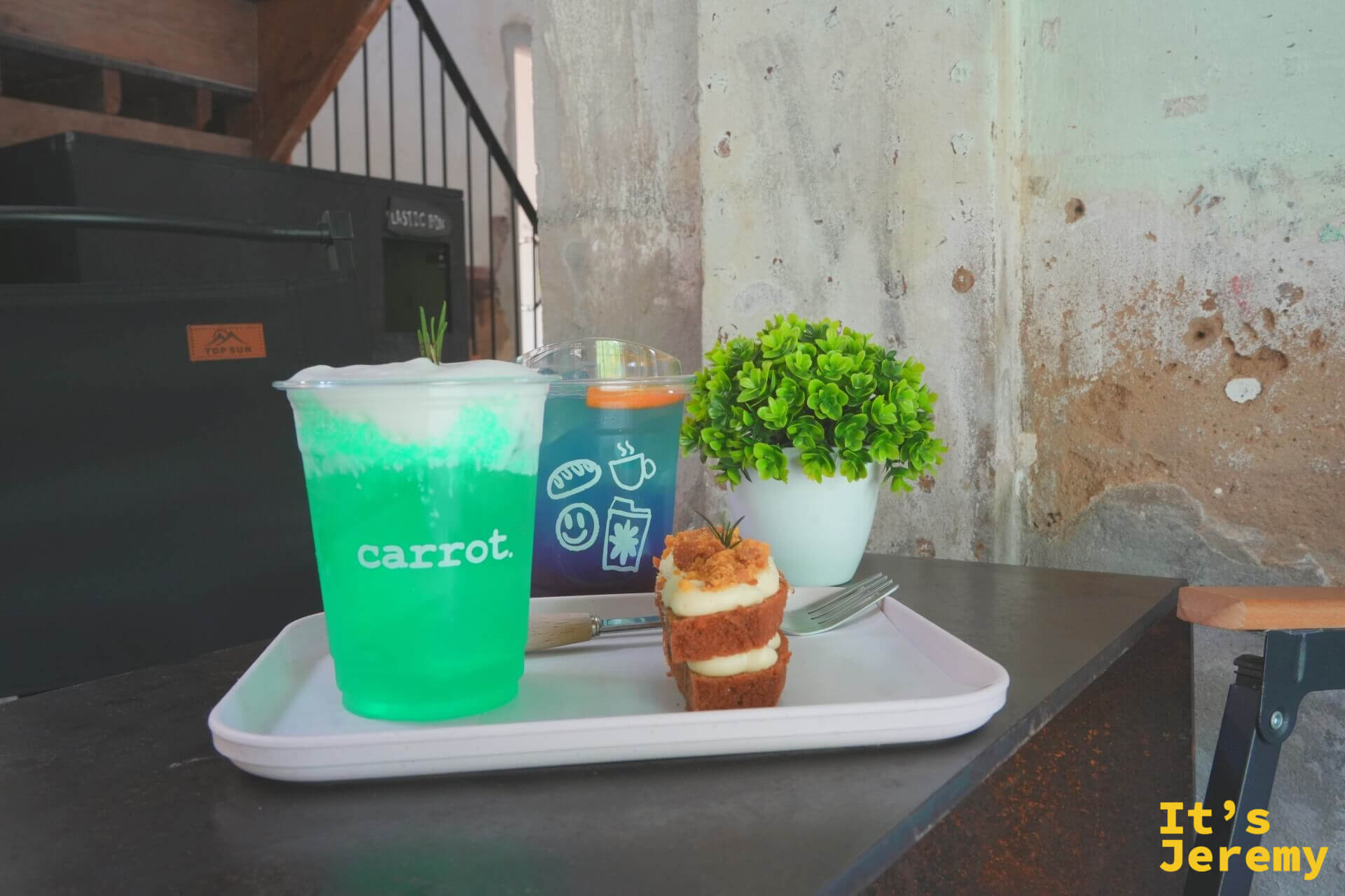托盤上的 Carrot on cloud、Nebula 與迷你胡蘿蔔蛋糕