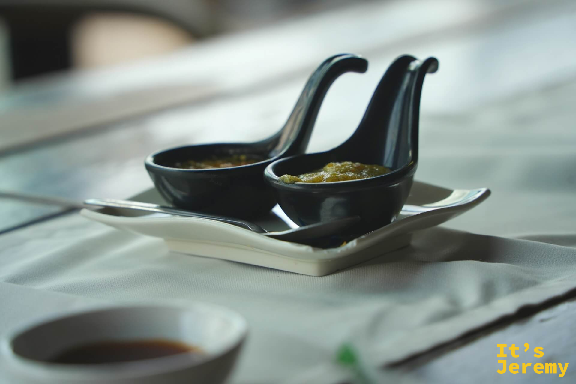 桌上的調味醬料,黑色湯匙造型小碗