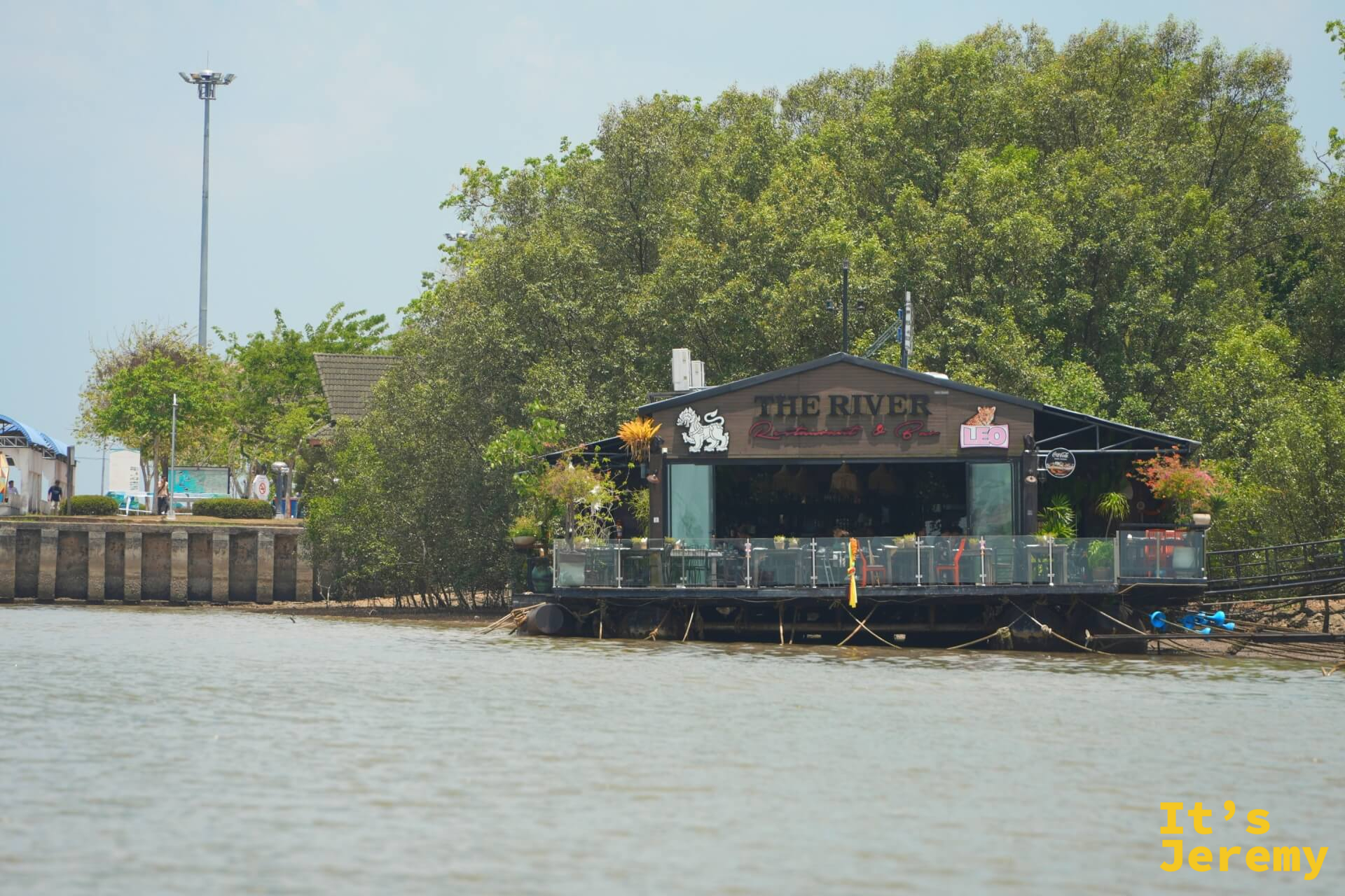 從水面上看 The River 整棟建築,平台架在喀比河口上