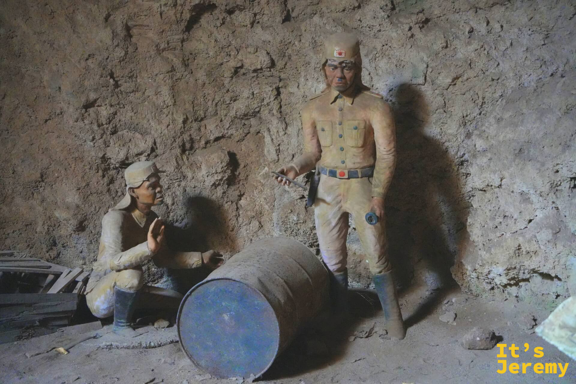 洞穴內日軍蠟像場景,一跪一立,呈現二戰歷史情境