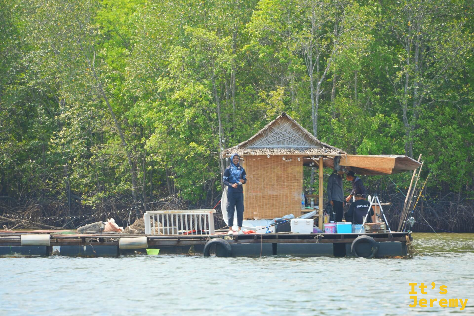 漂浮在水面上的克朗島浮台小屋,漁民在上面作業