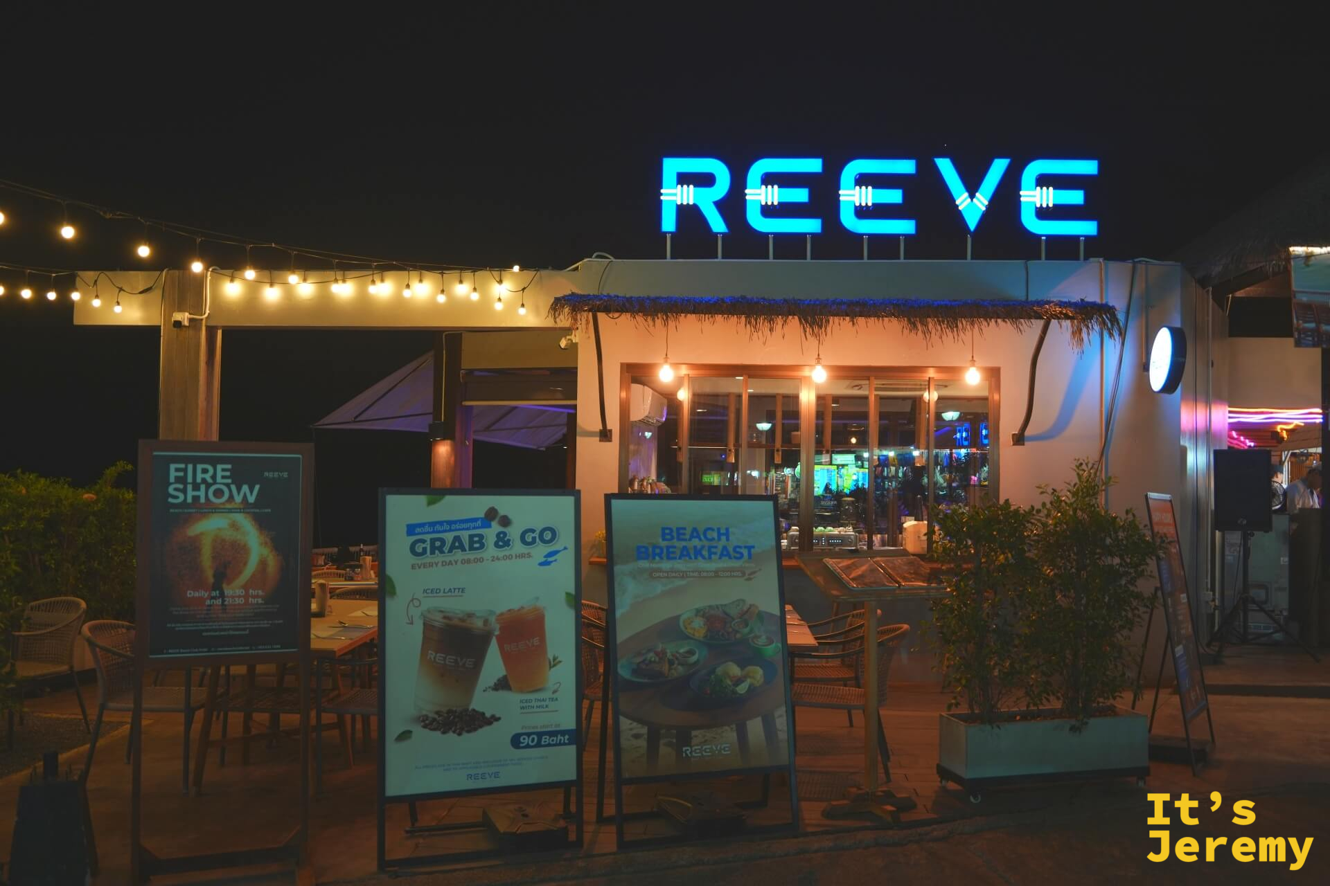 REEVE Beach Club 奧南海灘入口夜景,霓虹藍招牌與 Fire Show 立牌