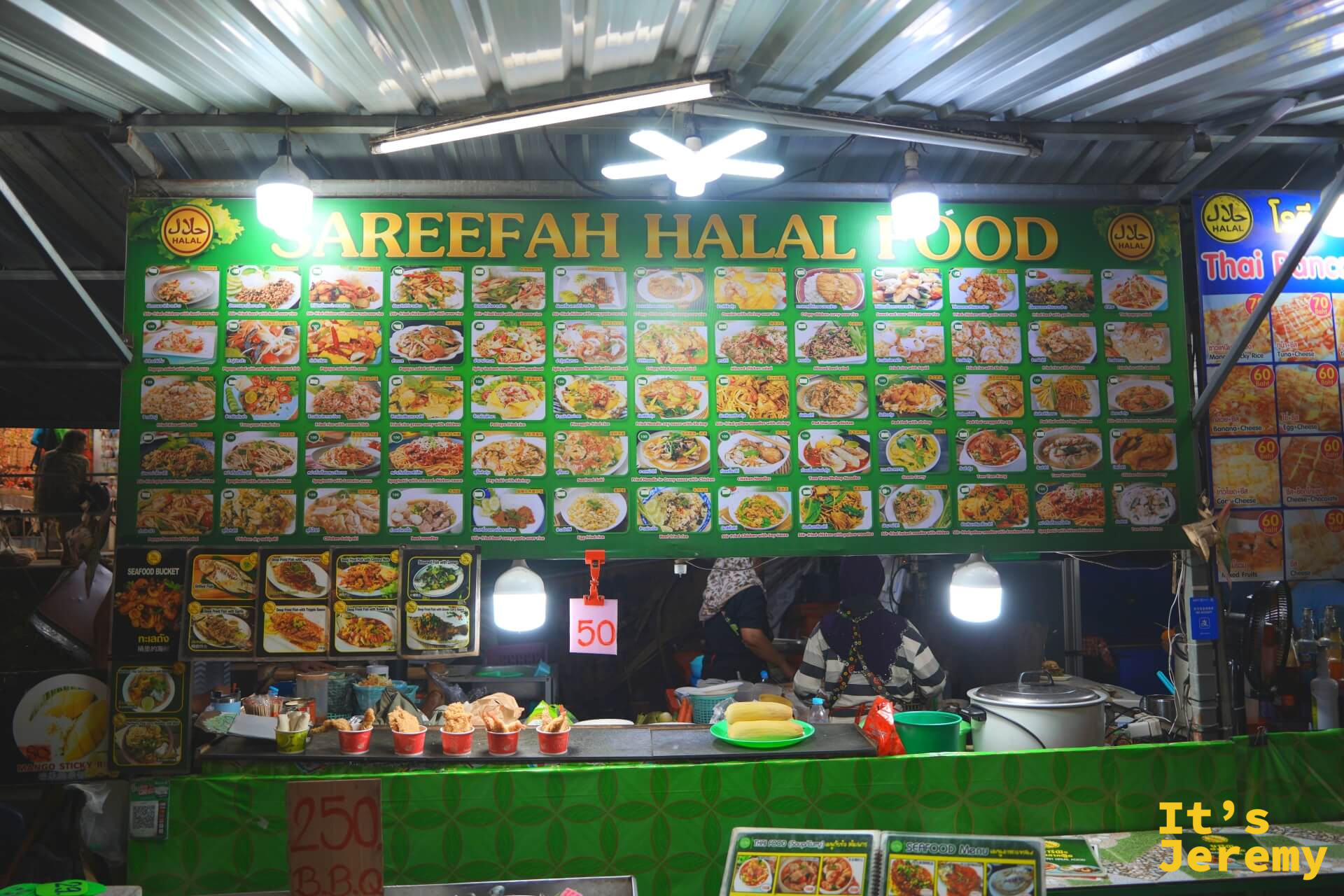 SAREEFAH HALAL FOOD 攤位，綠底金字的大菜單佔滿整面牆