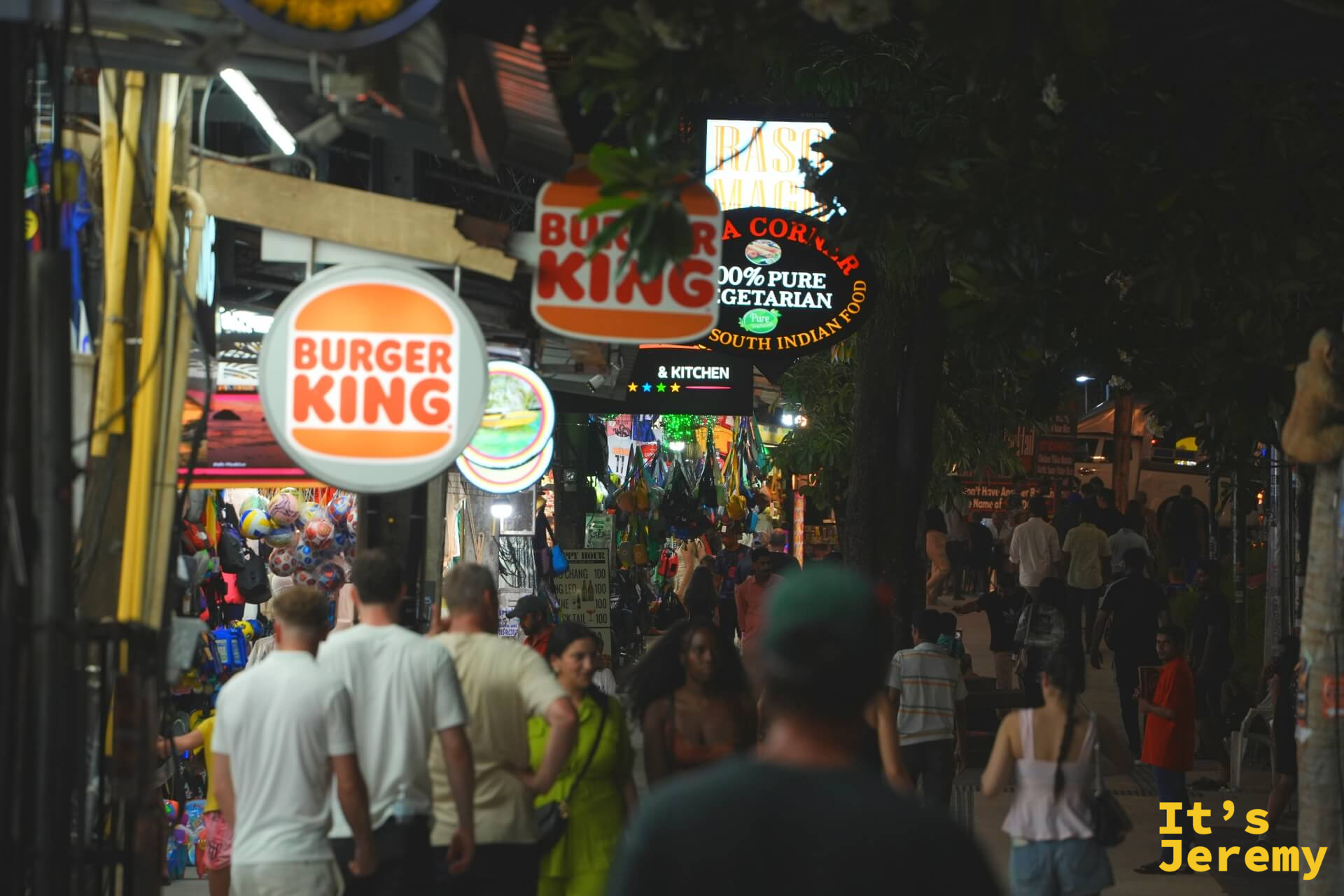 Burger King、南印度素食餐廳和各種小攤招牌在夜市的巷弄裡並陳