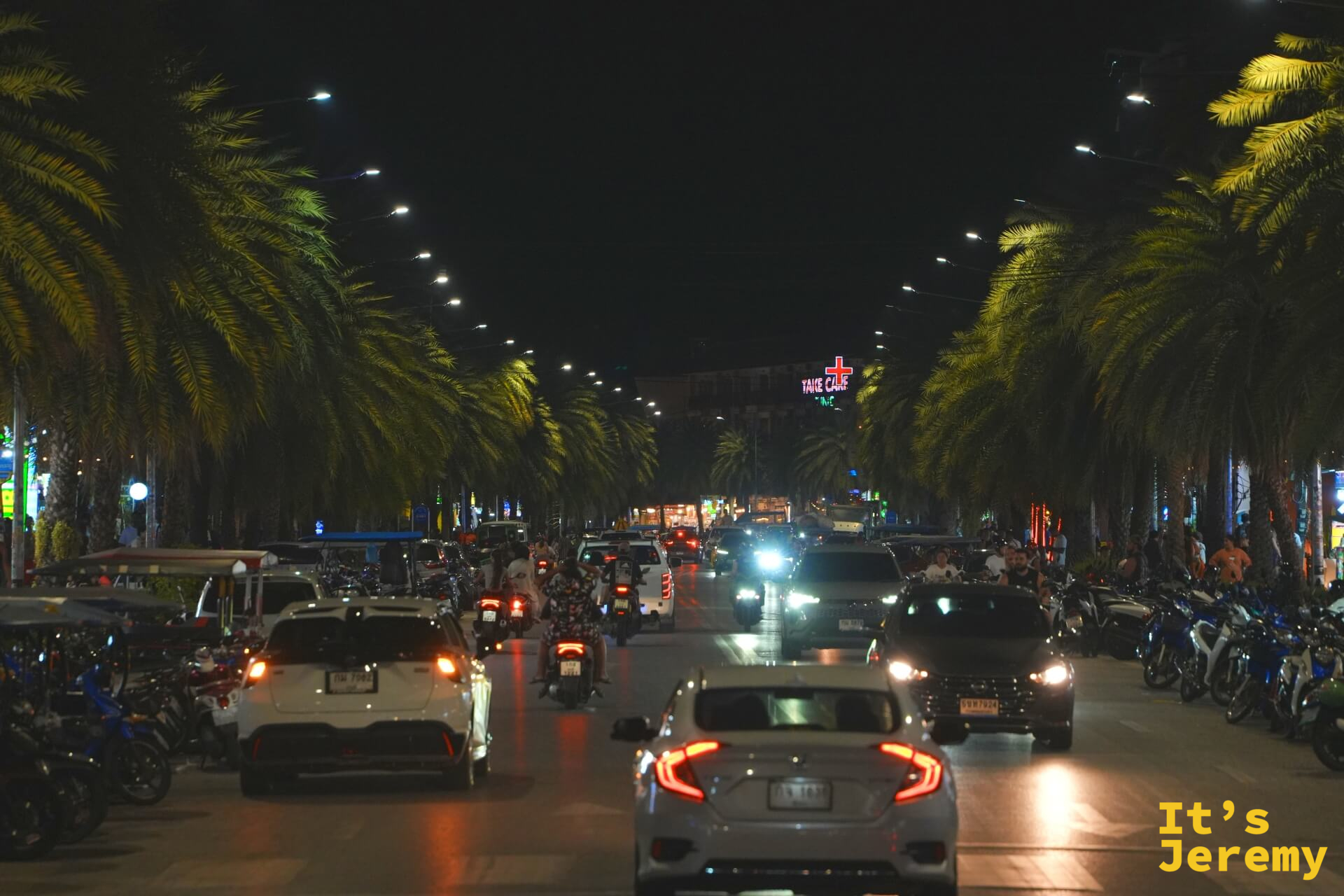 奧南夜晚的主幹道，棕欄大道燈火通明，兩側停滿摩托車
