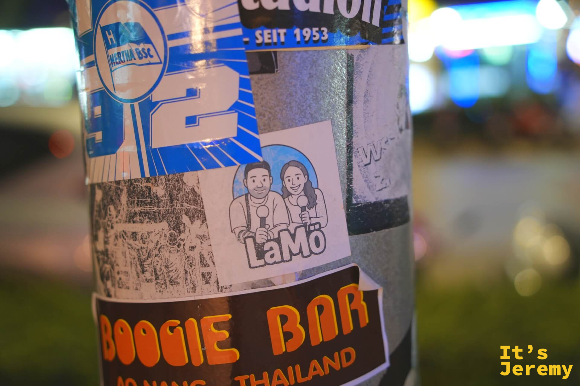 另一根電線桿：Hertha BSC、LaMö 播客和 Boogie Bar 喀比的貼紙並排