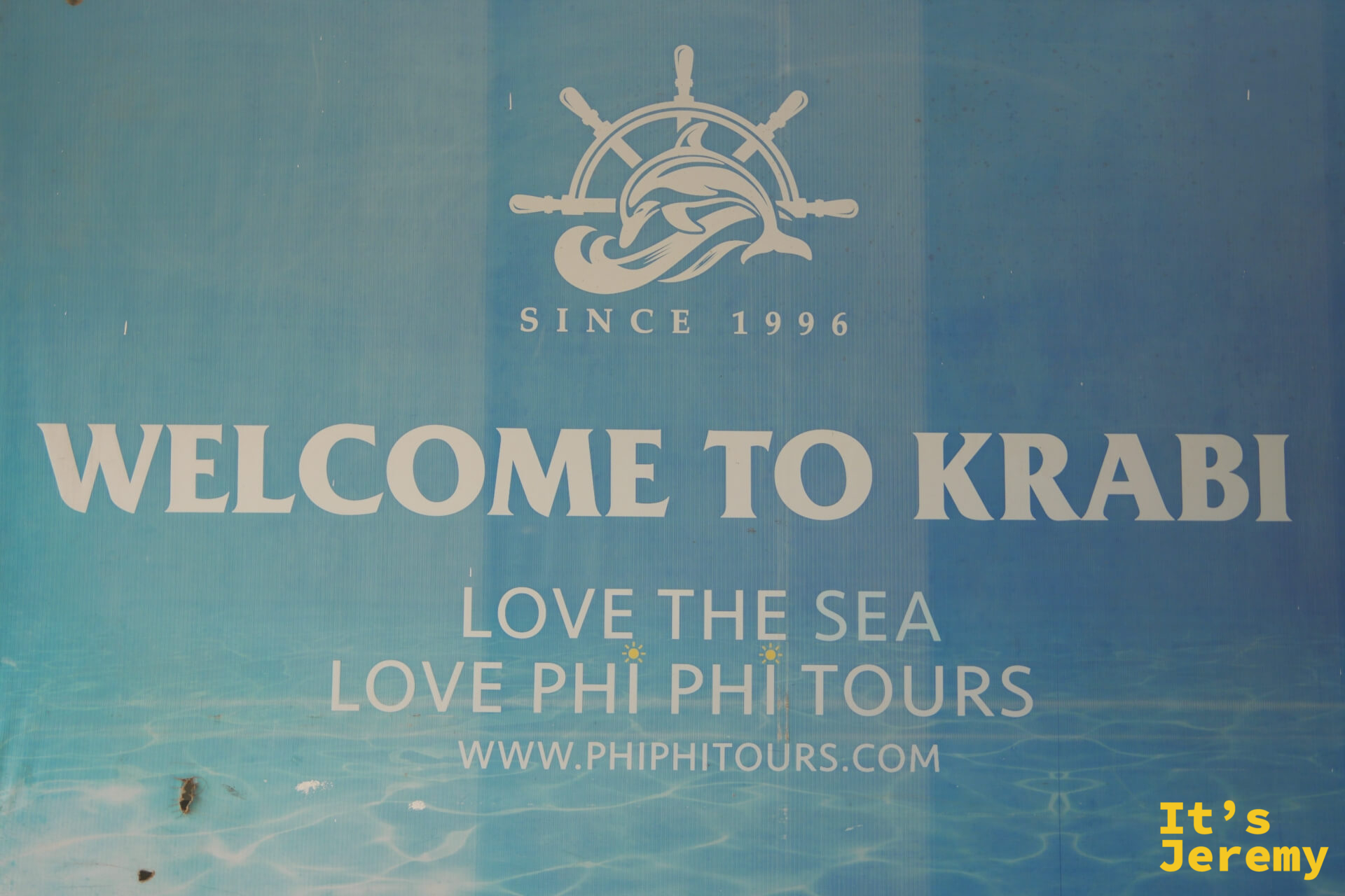 Phi Phi Tours 歡迎招牌，「Since 1996，LOVE THE SEA LOVE PHI PHI TOURS」，www.phiphitours.com