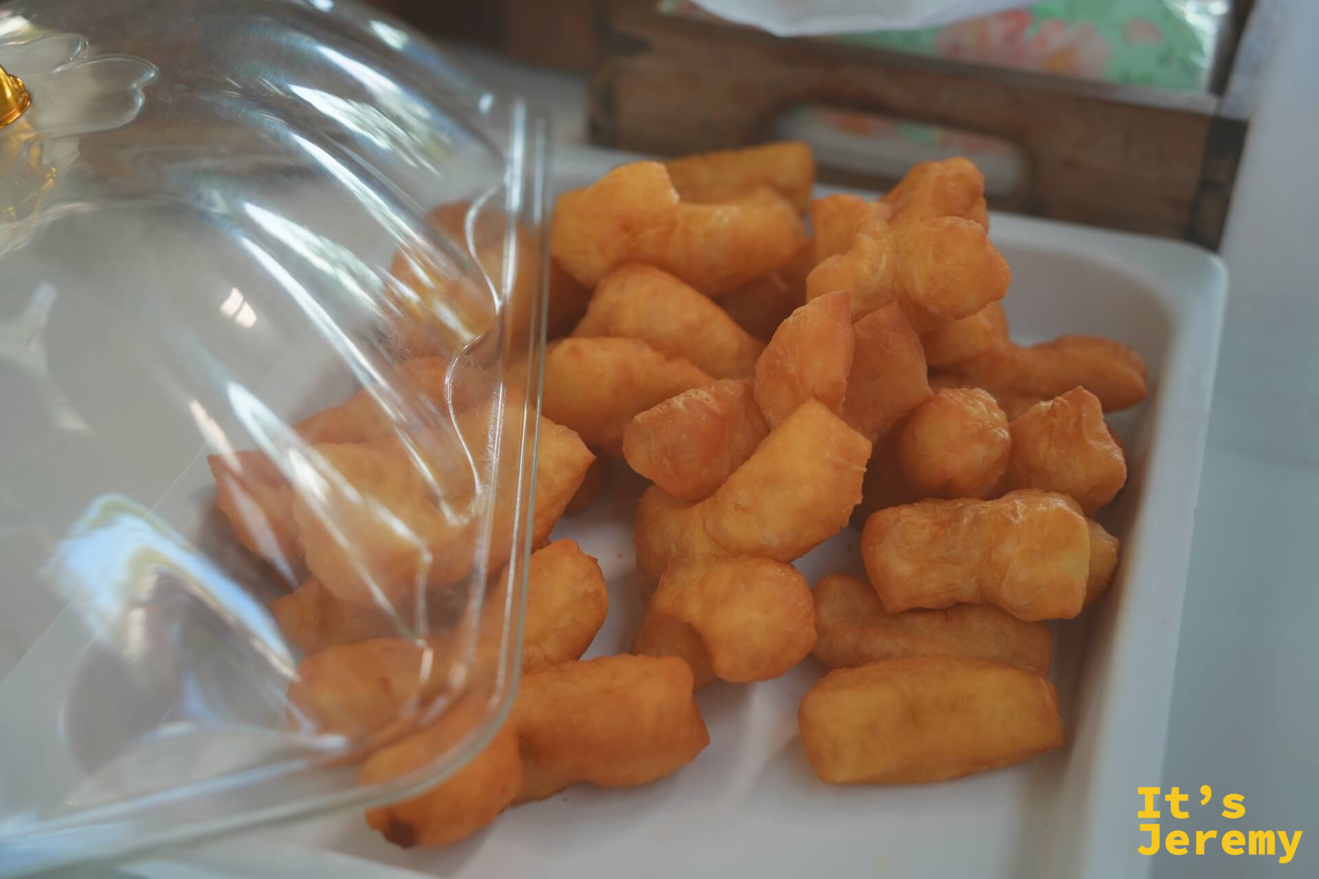 出發前提供的炸油條點心，放在透明蓋盤裡供旅客自取