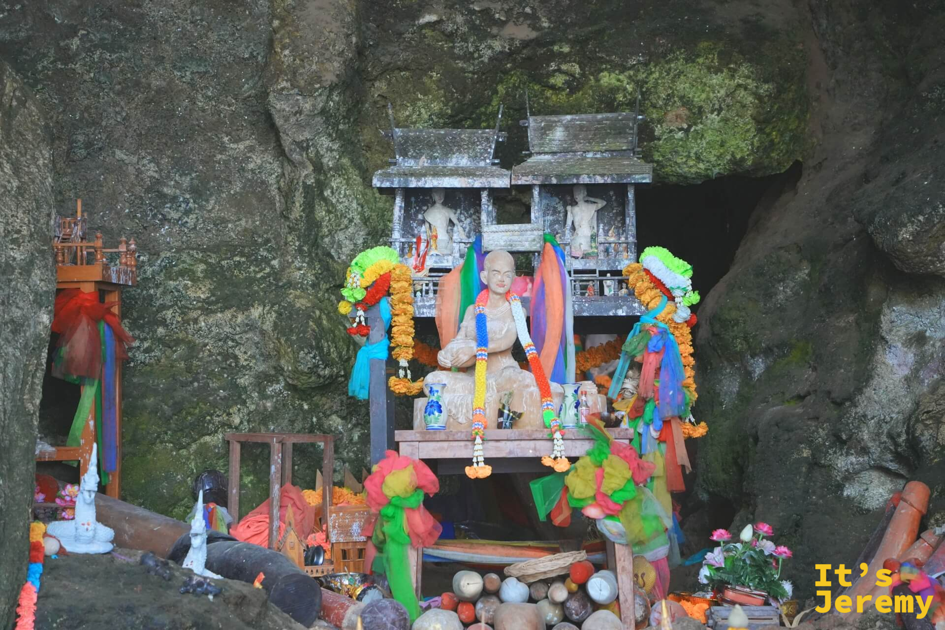 帕南女神洞的神龕,彩色花環、絲綢布料和椰子圍繞著女神像