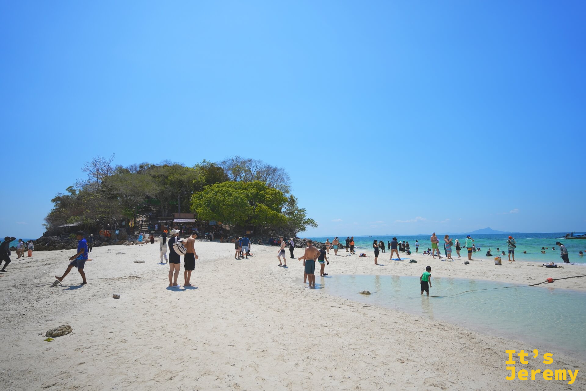 沙洲全景,白沙連接小島,大批遊客在沙洲上活動