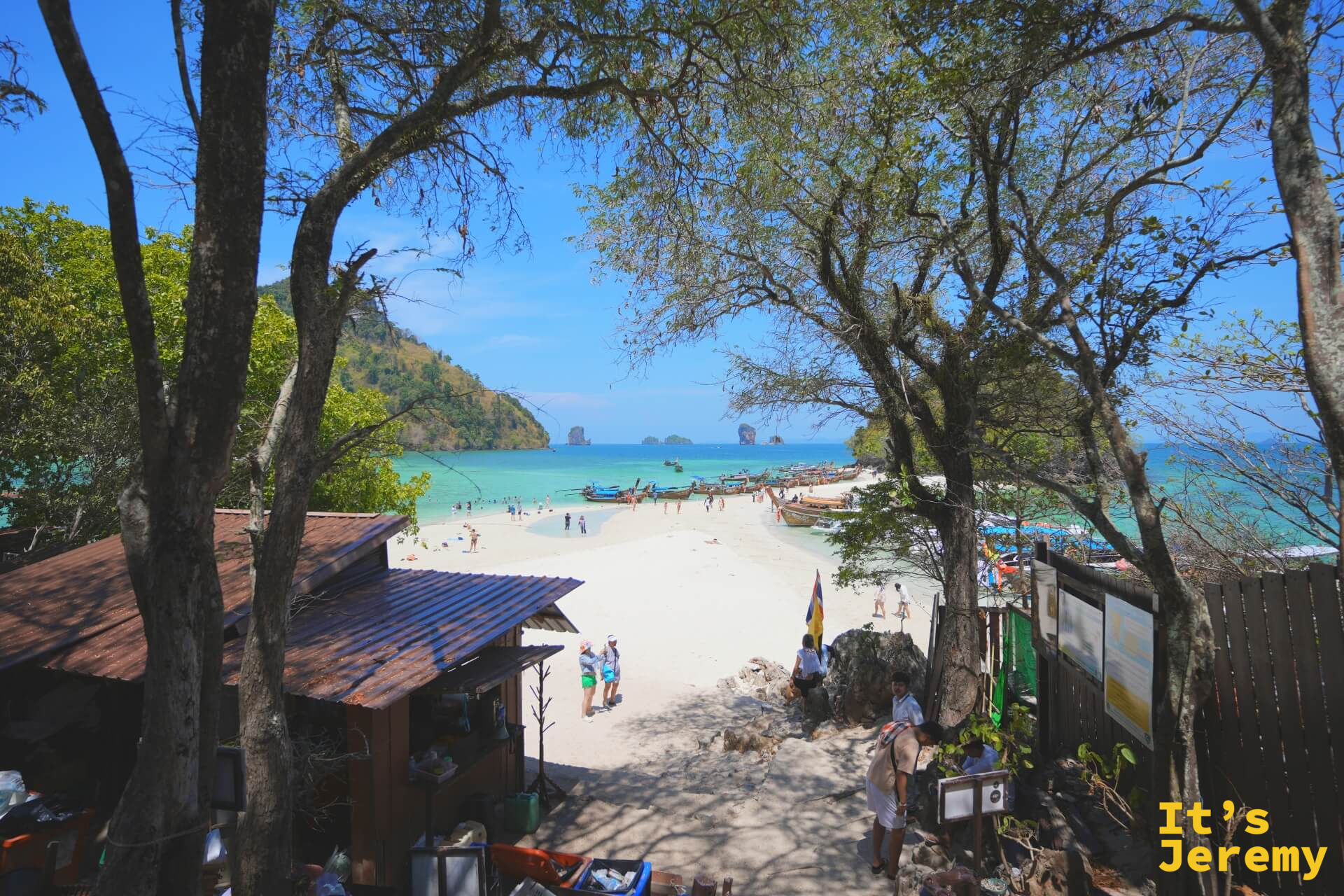 從小島制高點往下俯瞰沙洲與海灘全景,遠方可見長尾船