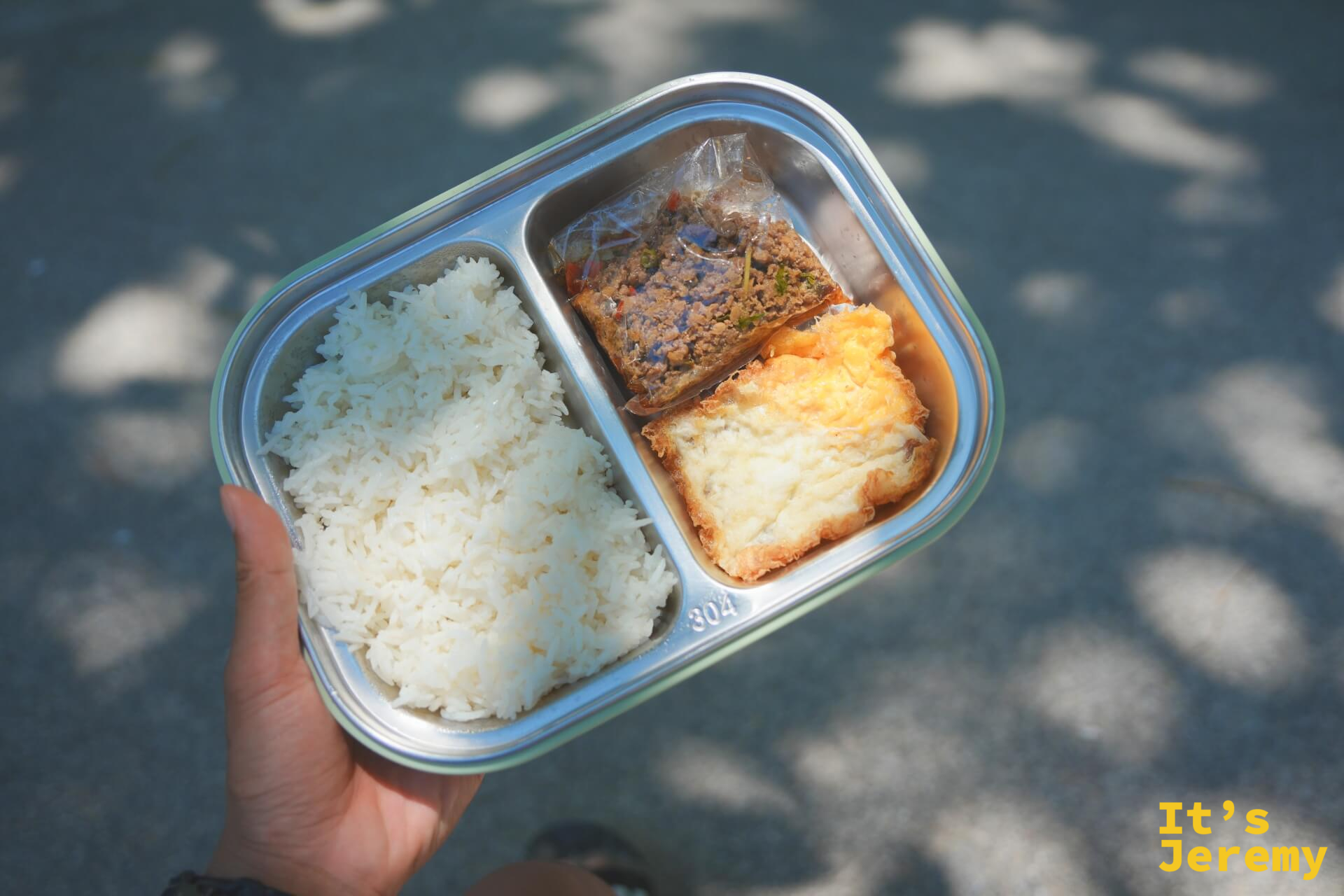 行程在波達島提供的午餐便當，不鏽鋼餐盒裡是白飯、打拋肉和煎蛋